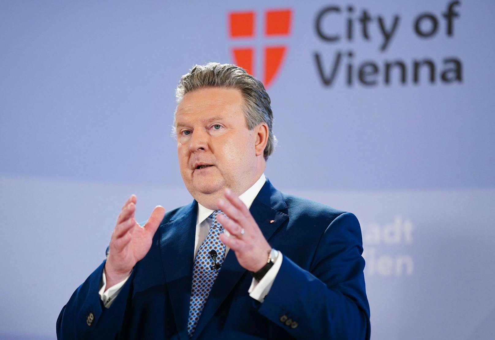Die Causa Wien Energie sorgt für hitzige Debatten im Rathaus. Nun meldete sich der Stadtchef zu Wort: Den Schutzschirm habe man "völlig zurecht gespannt".
