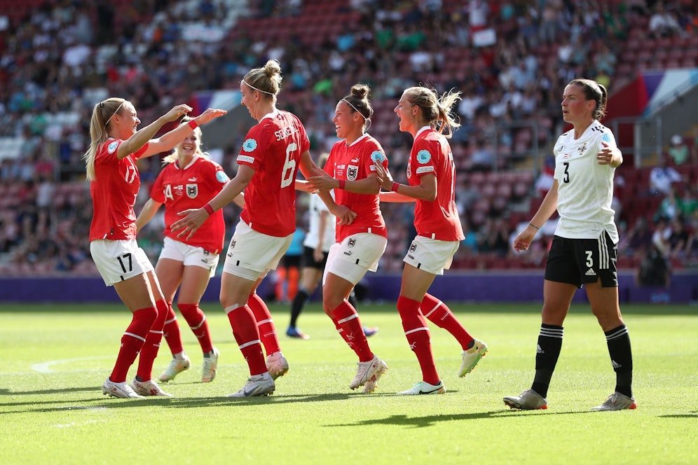 Die Österreicherinnen jubeln über das 1:0 gegen Nordirland.