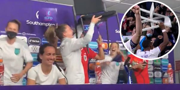 Babsi Dunst stemmt wie David Alaba den Sessel in die Höhe.