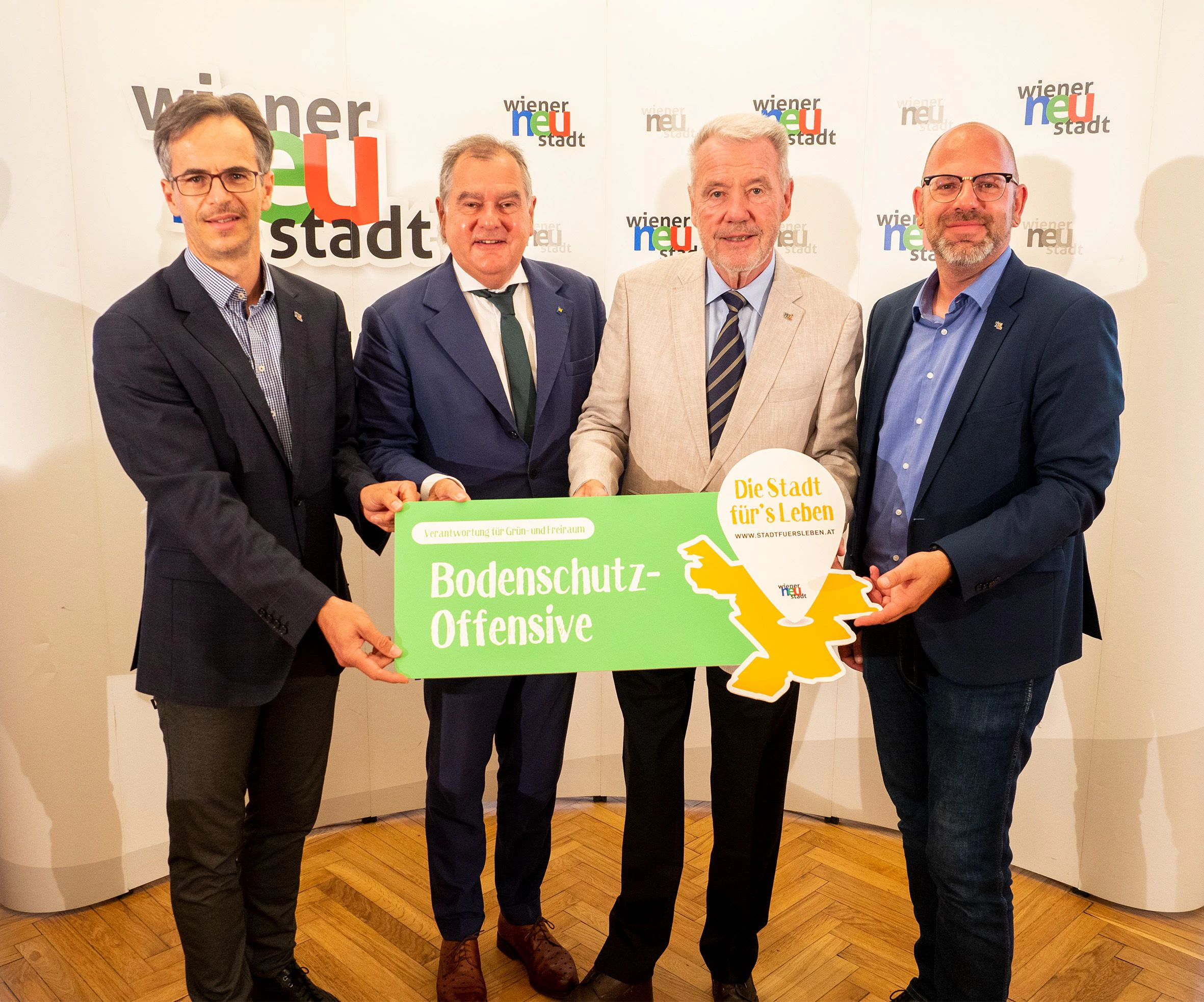 Robert Schweighofer (Gruppenleiter Stadtentwicklung & Umwelt), LAbg. Infrastruktur-Stadtrat Franz Dinhobl, Bürgermeister Klaus Schneeberger und Umweltstadtrat Norbert Horvath (v.l.)