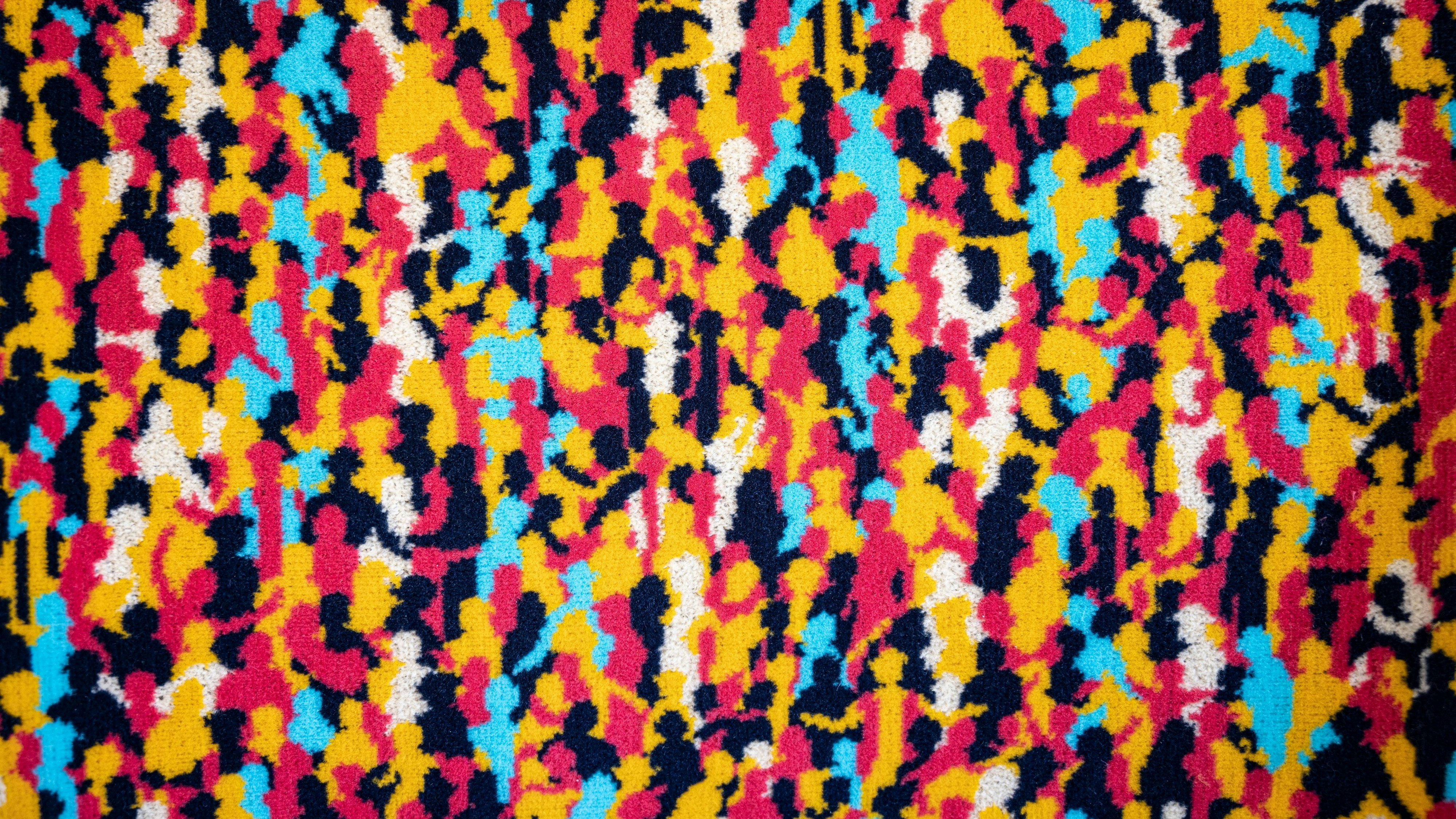 Die neuen Sitzmuster in den Bussen der deutschen Großstadt Berlin geben richtige Rätsel auf. 