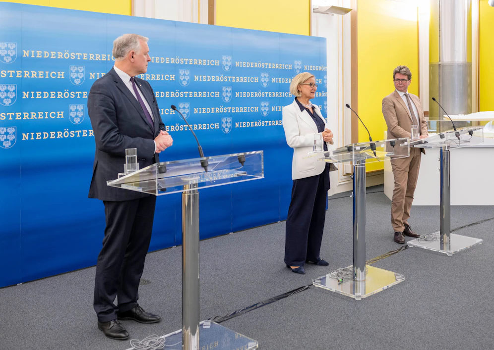 Landesrat Martin Eichtinger, Landeshauptfrau Johanna Mikl-Leitner und Bundesminister Martin Polaschek bei der Präsentation des blau-gelben Landesstipendiums.