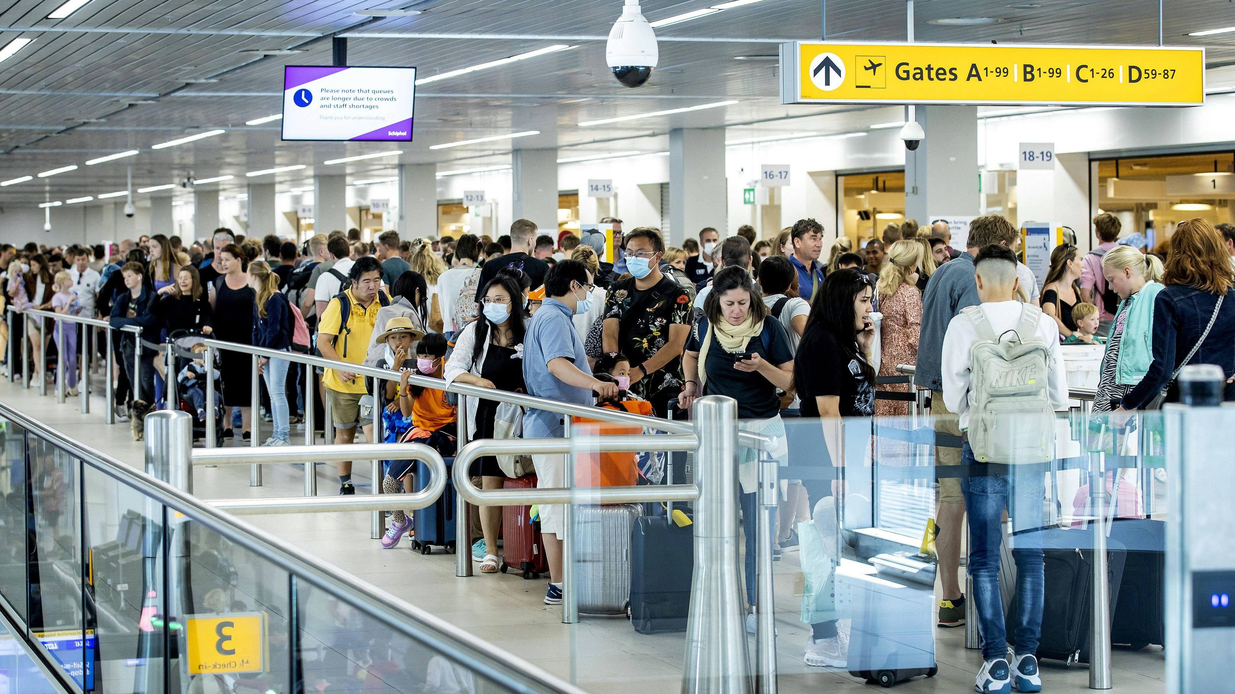 Download von www.picturedesk.com am 11.07.2022 (13:20).  2022-07-09 11:07:51 SCHIPHOL - Travelers at Schiphol. The first day of the summer holidays causes crowds at the airport. ANP KOEN VAN WEEL netherlands out - belgium out - 20220709_PD3260 - Rechteinfo: Rights Managed (RM)