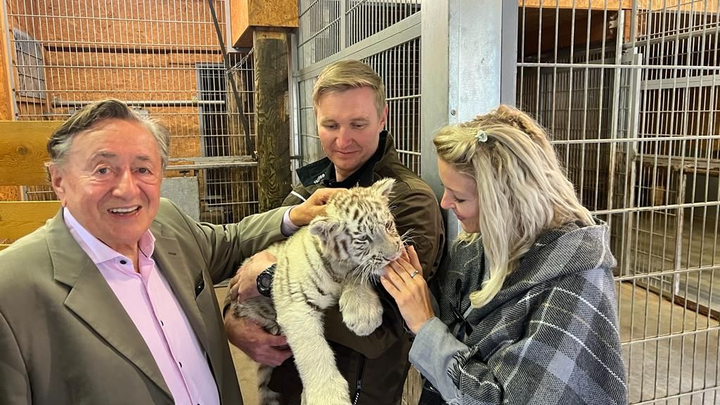 Richard Lugner machte mit "Bienchen" einen Ausflug in den weißen Zoo