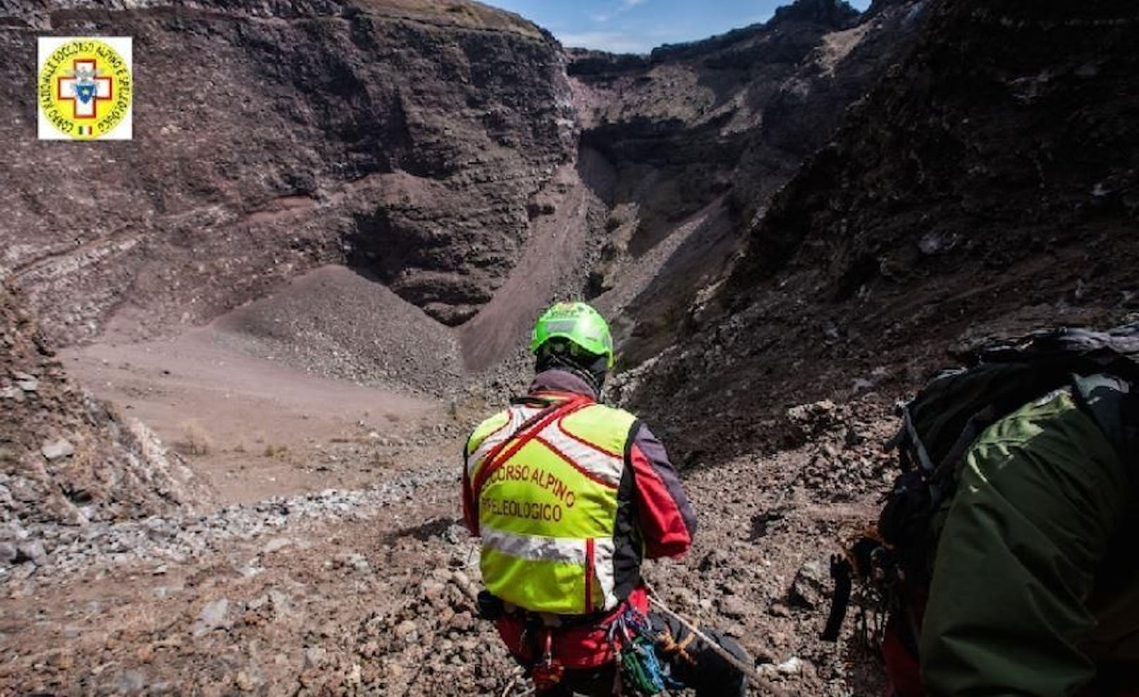 Am 9. Juli 2022 musste ein Tourist aus den USA aus dem Krater des Vesuvs gerettet werden.
