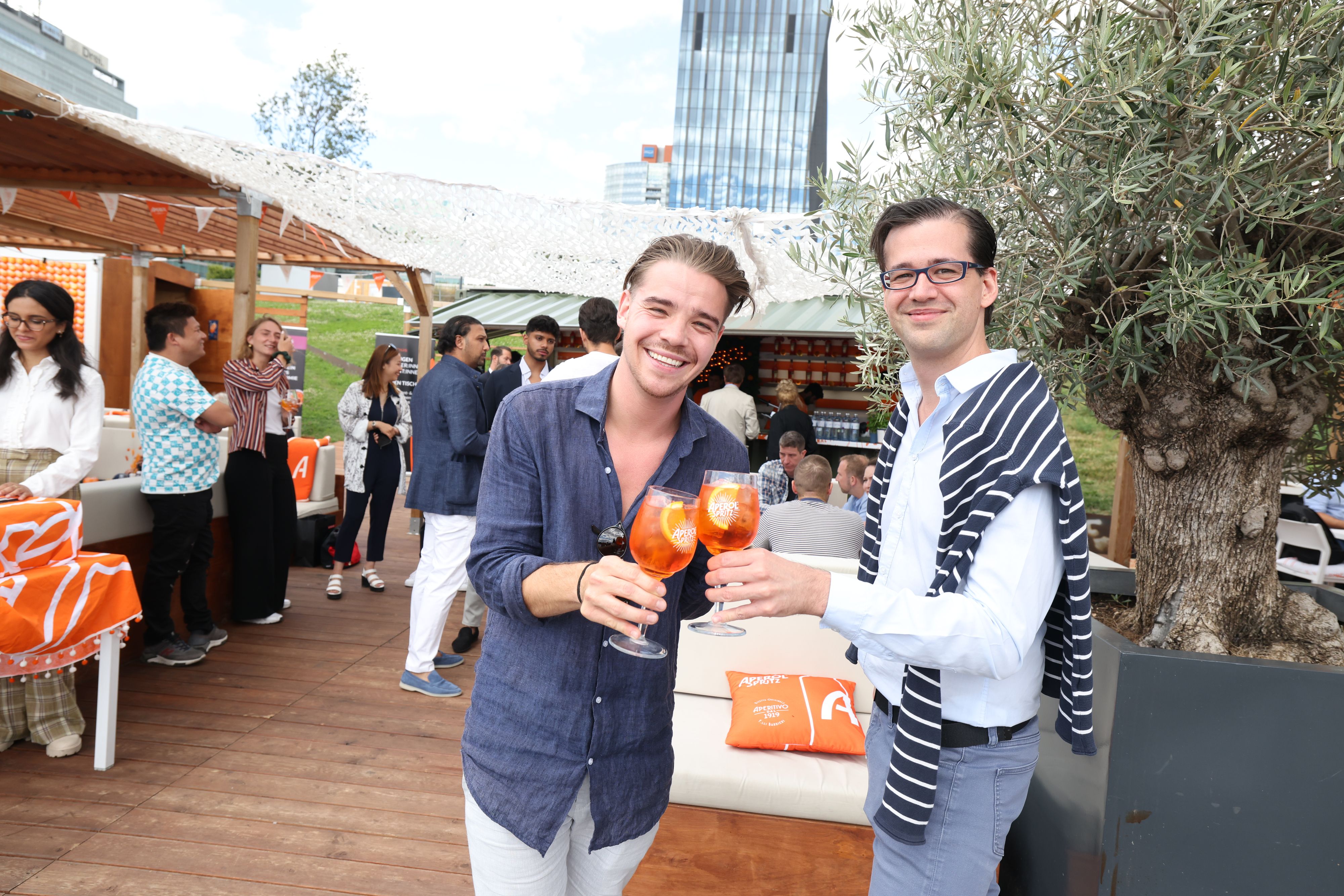 Bar-Chef Danny y Hubmann (l.) mit Veranstalter Dominik Holter.