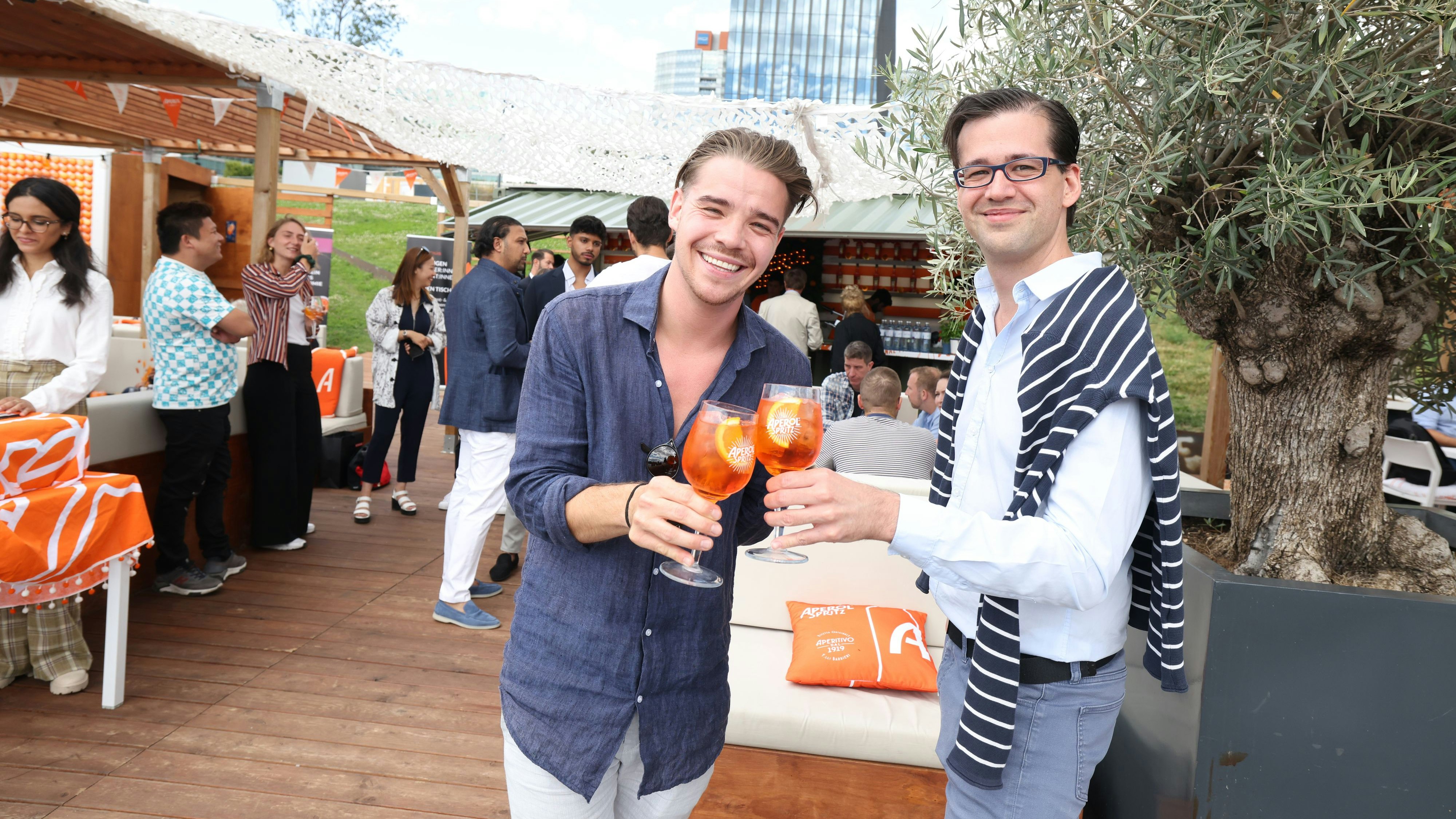 Bar-Chef Danny y Hubmann (l.) mit Veranstalter Dominik Holter.