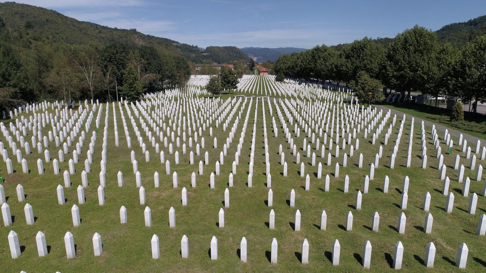 Die bosnisch-serbische Armee ermordete im Sommer 1995 etwa 8.000 bosnisch-muslimische Jungen und Männer.