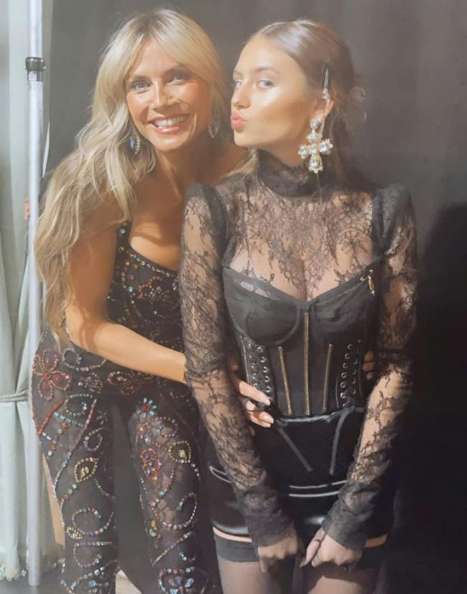 Leni Klum lief für "Dolce & Gabbana" über den Laufsteg. Ihre Mama Heidi war natürlich dabei.
