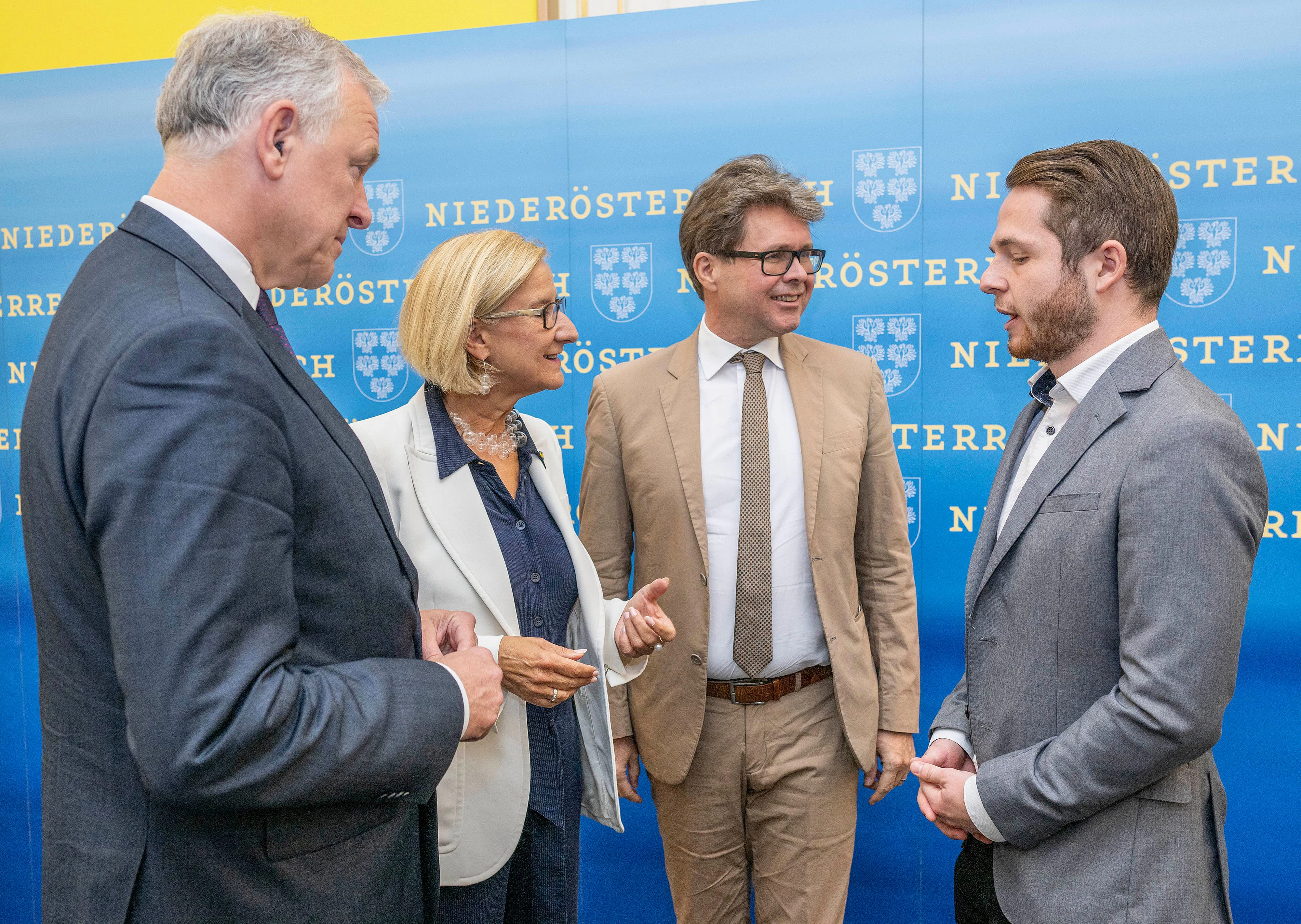 Landesrat Martin Eichtinger, Landeshauptfrau Johanna Mikl-Leitner und Bundesminister Martin Polaschek im Gespräch mit dem Medizinstudenten Ulrich Fischer aus Niederösterreich, der ab 1. August des heurigen Jahres sein klinisch-praktisches Jahr beginnt und seine Ausbildung zum Allgemeinmediziner auch gerne in Niederösterreich machen würde. Er wird deshalb als einer der ersten ein Landarztstipendium beantragen.