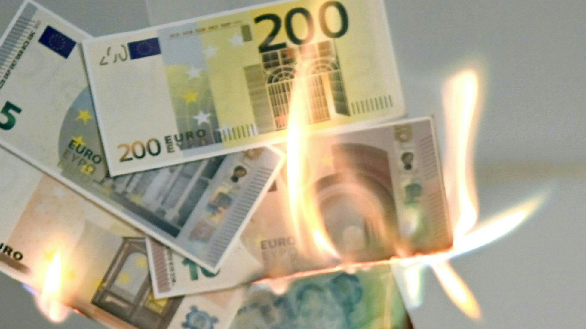 Inflation und Teuerung brennen sich durch die Kontostände der Österreicher.