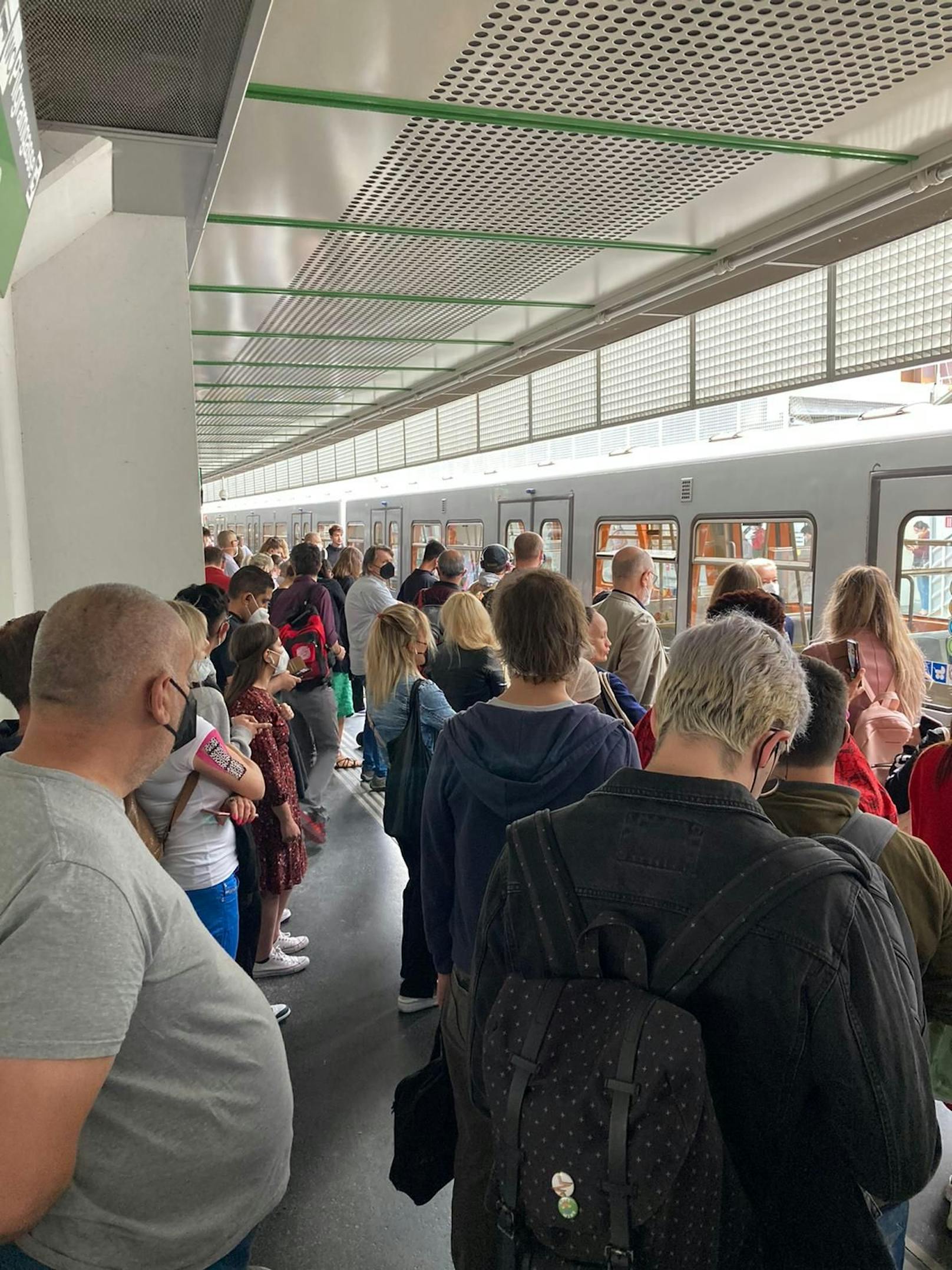 Bei der Station Pilgramgasse warteten Hunderte Fahrgäste