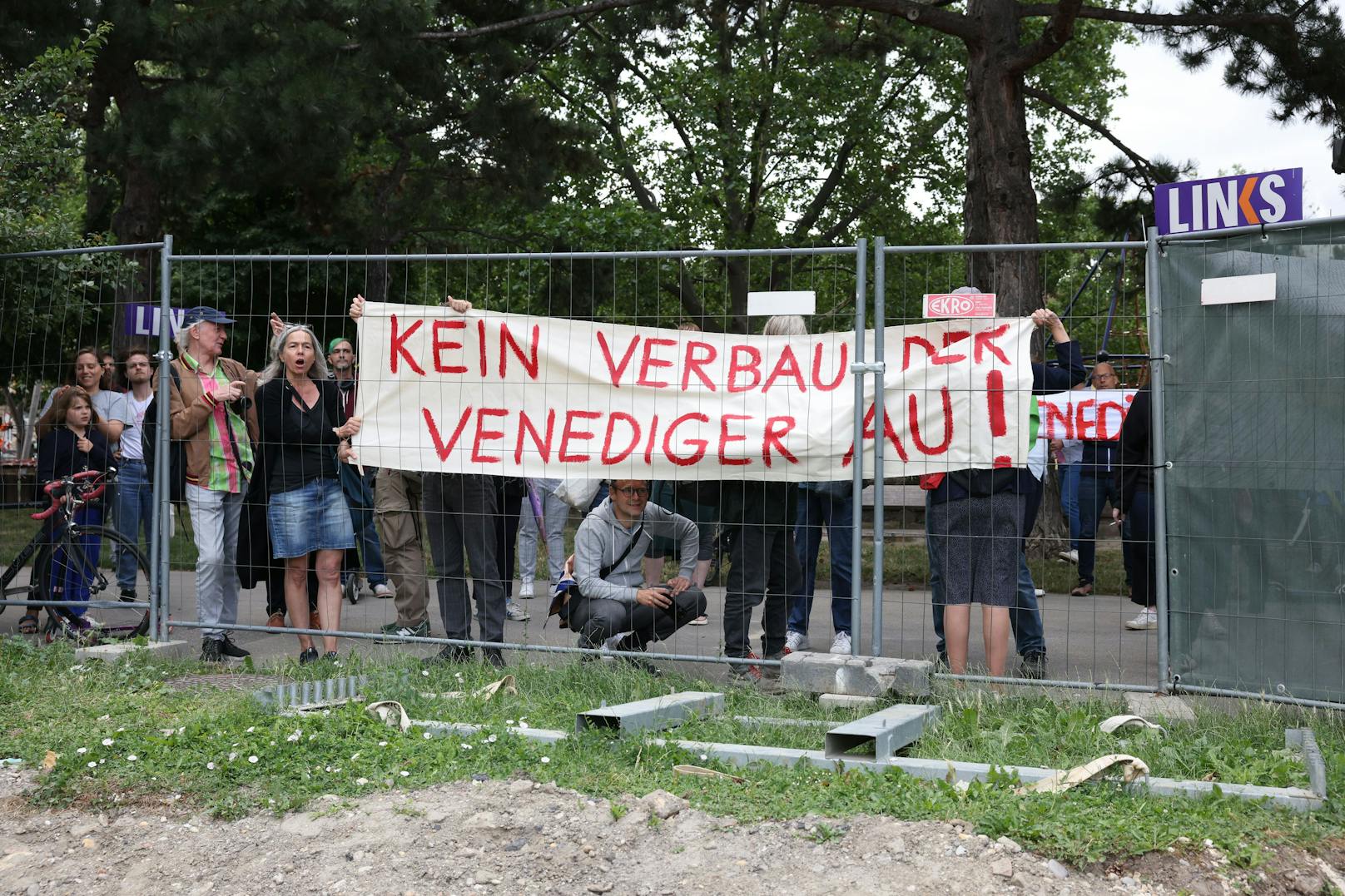 Protest gegen die neue "Sport &amp; Fun" Halle in der Venediger Au am Wiener Praterstern.