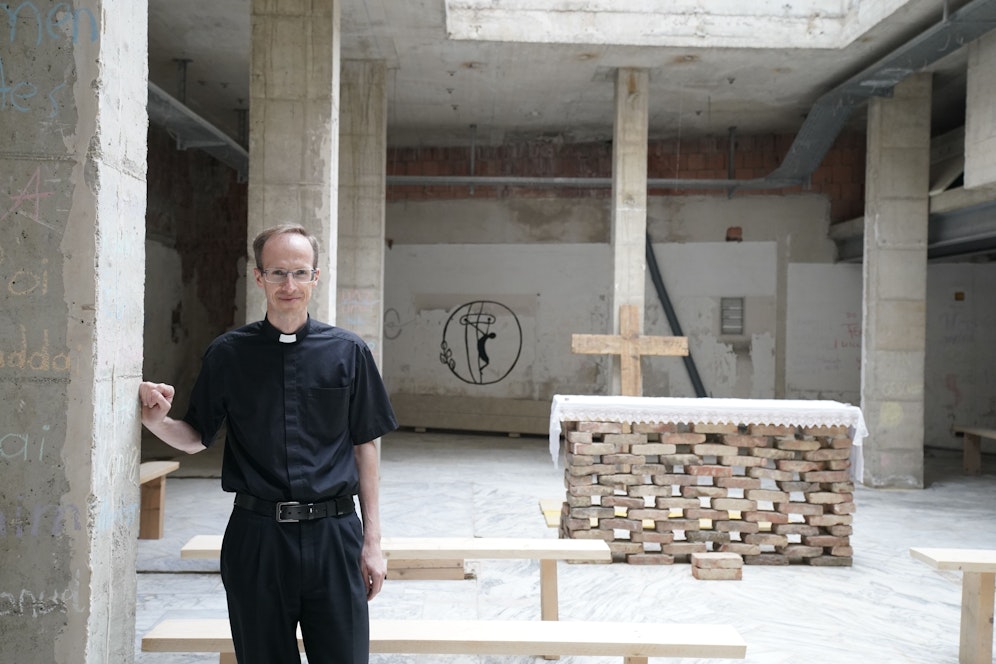 Pater George Elsbett leitet das Zentrum Johannes Paul II. Er möchte in der Praterstraße im einstigen Beauty-Hotel eine 