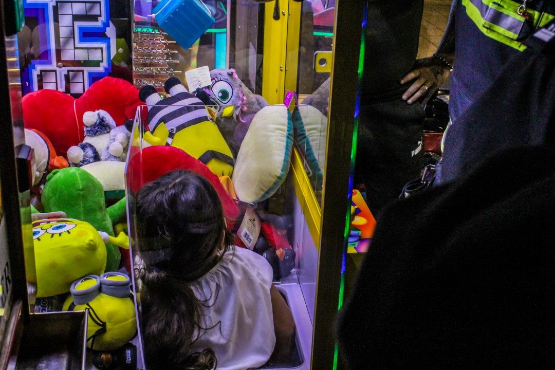 Kleinkind kroch durch Schlitz in Automat und war gefangen