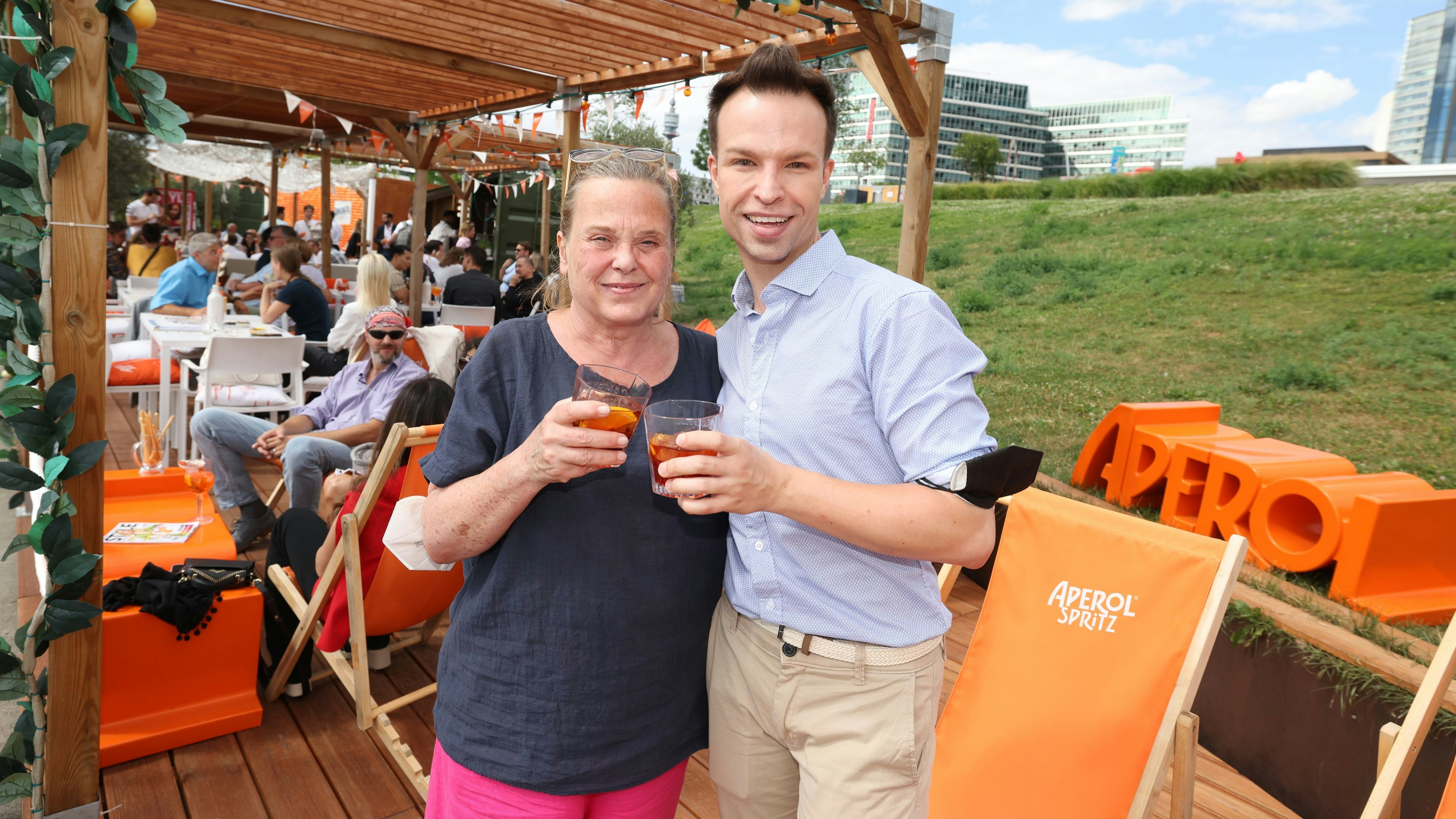Tamara Mascara (in  Zivil) mit Mama Doris