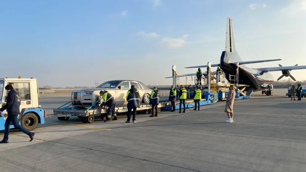 Beschlagnahmt: Ein Rolls Royce und ein Lamborghini.