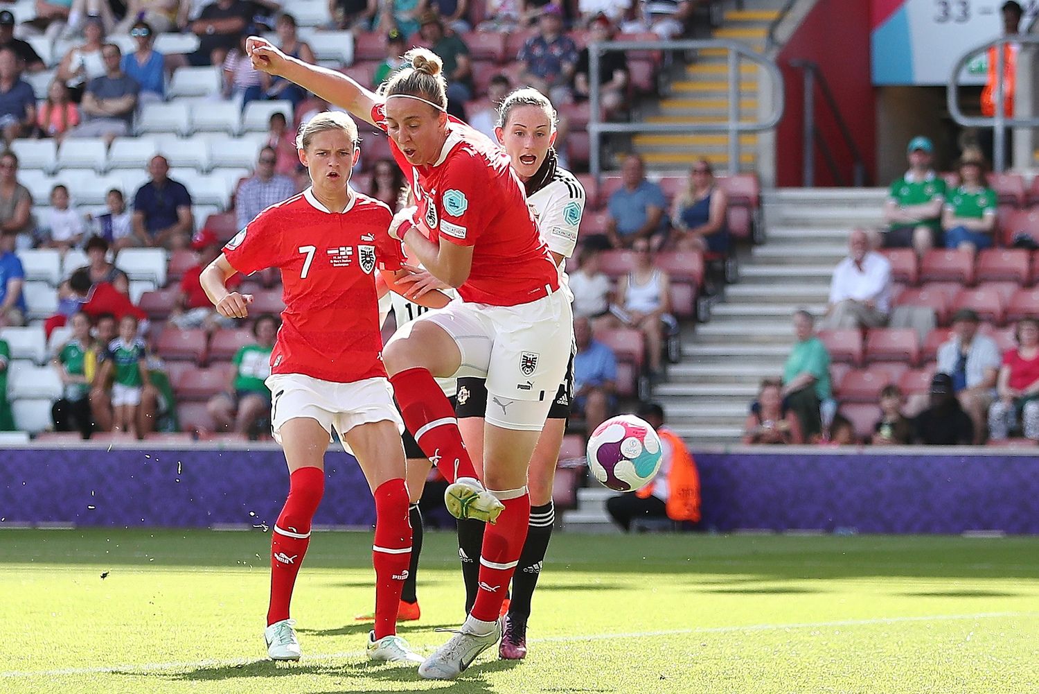 Hier schießt Schiechtl die ÖFB-Frauen in Führung.