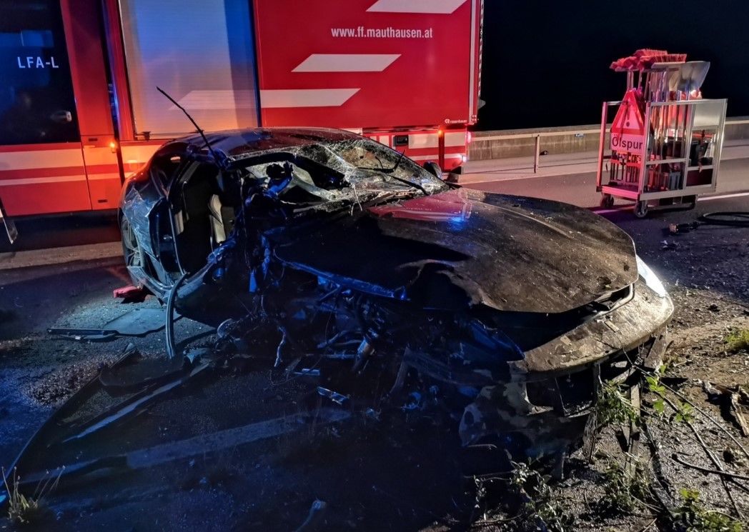 Das Auto wurde schwer beschädigt.