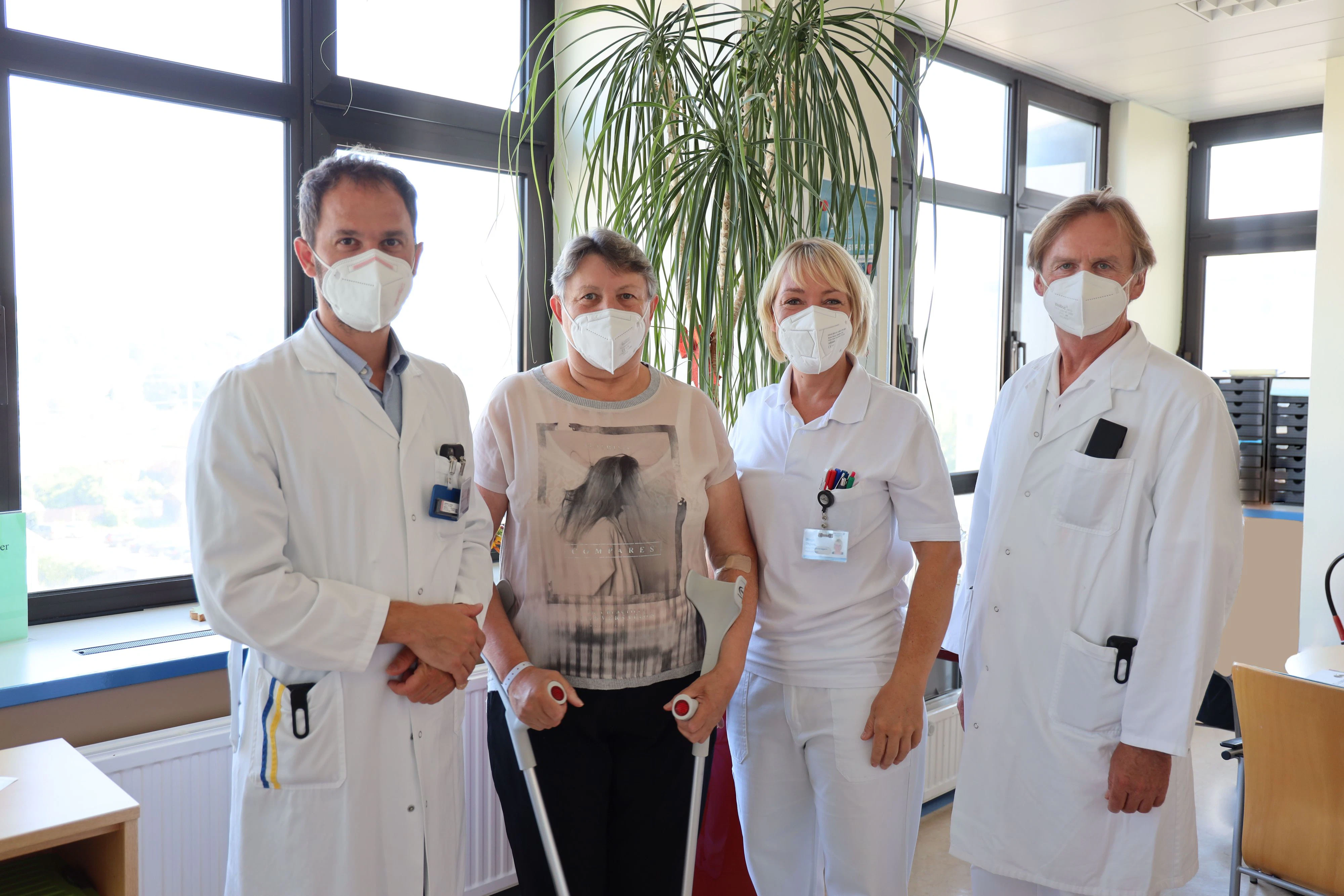 v.l.n.r.: Prim. Assoc. Prof. Priv.-Doz. Dr. Dietmar Dammerer, MSc PhD, Leiter der klinischen Abteilung für Orthopädie und Traumatologie, Patientin Frau S., Birgit Diglas, Stationsleitung der klinischen Abteilung für Orthopädie und Traumatologie und OA Univ. Prof. Dr. Stefan Nehrer