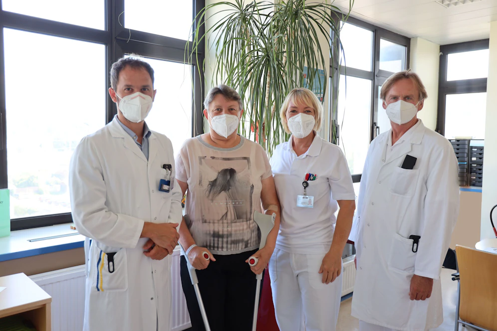 Prim. Assoc. Prof. Priv.-Doz. Dr. Dietmar Dammerer, MSc PhD, Leiter der klinischen Abteilung für Orthopädie und Traumatologie, Patientin Frau S., Birgit Diglas, Stationsleitung der klinischen Abteilung für Orthopädie und Traumatologie und OA Univ. Prof. Dr. Stefan Nehrer (v.l.)