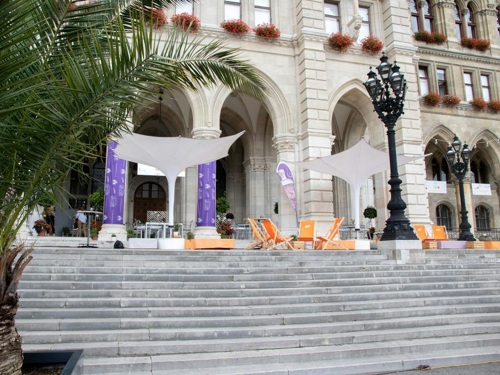 Das Café Zeit ist über den Sommer auf der Freitreppe am Wiener Rathausplatz aufgebaut.