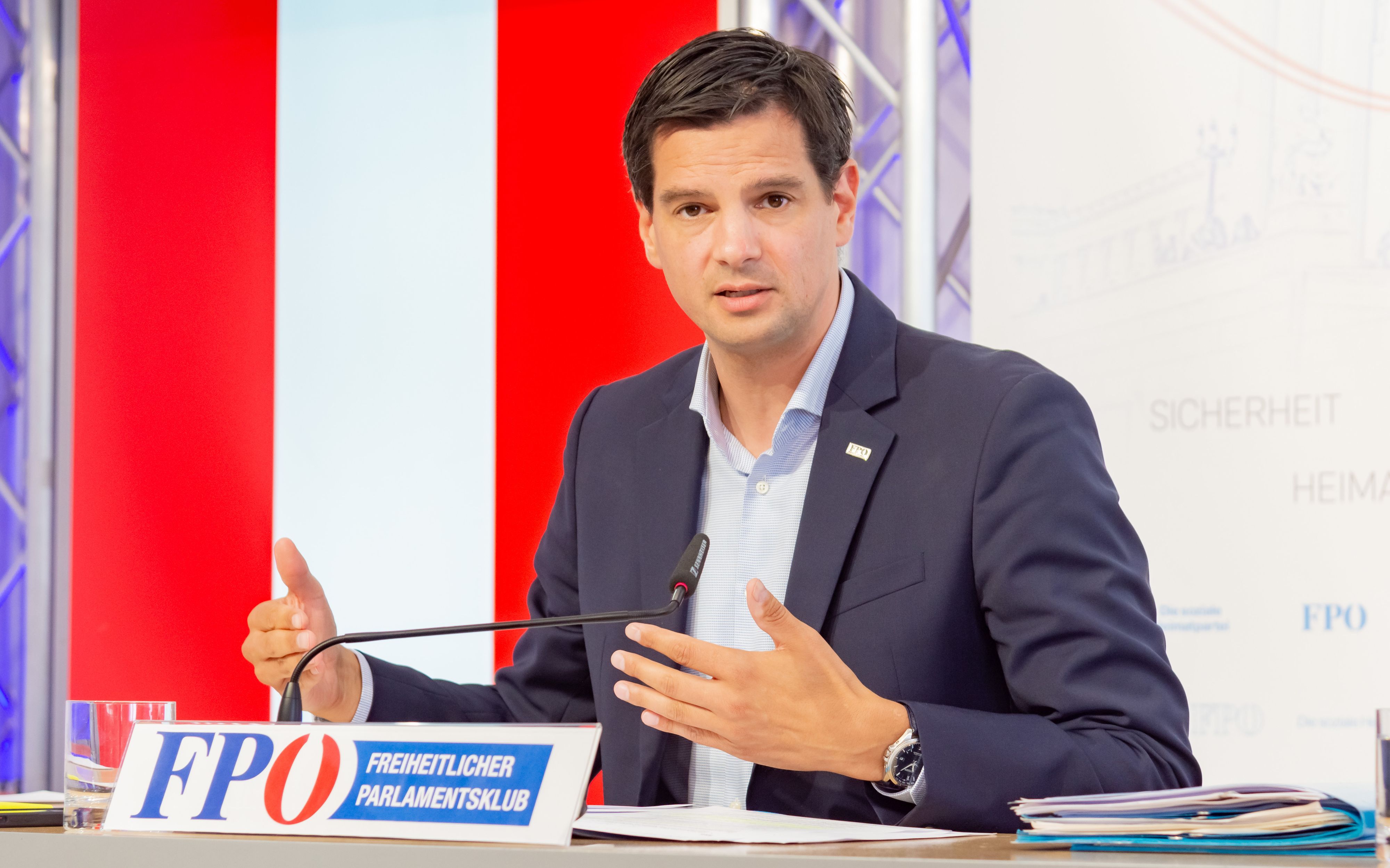 Der freiheitliche Sicherheitssprecher Hannes Amesbauer im Rahmen einer Pressekonferenz.  