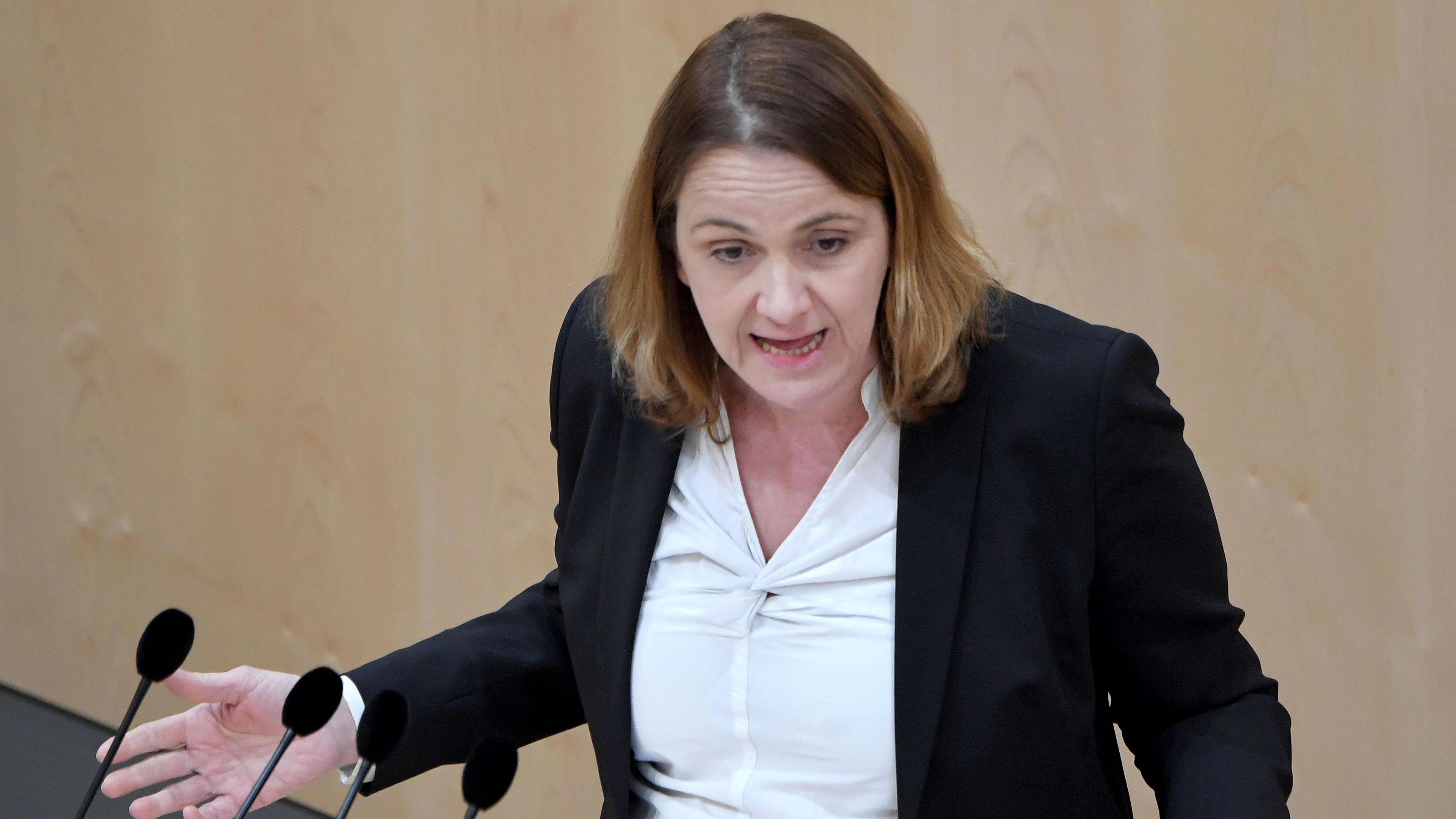 FPÖ-Sozialsprecherin Dagmar Belakowitsch kritisiert die Freigabe der Öl-Notfallreserven scharf.