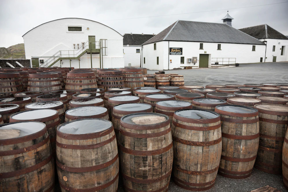 Ein Whisky-Fass der Marke Ardbeg ließ sich eine anonyme Käuferin aus dem asiatischen Raum fast 19 Millionen Euro kosten. 