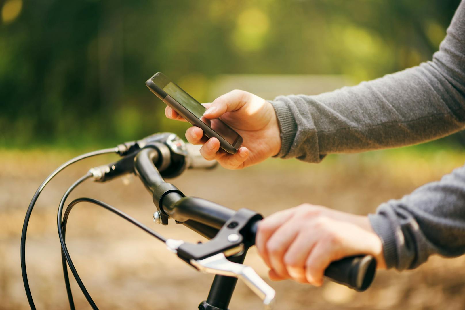 Weil der Mann am Fahrrad mit dem Handy hantierte, wurde er aufgehalten – seine Stimmung schlug schnell um.