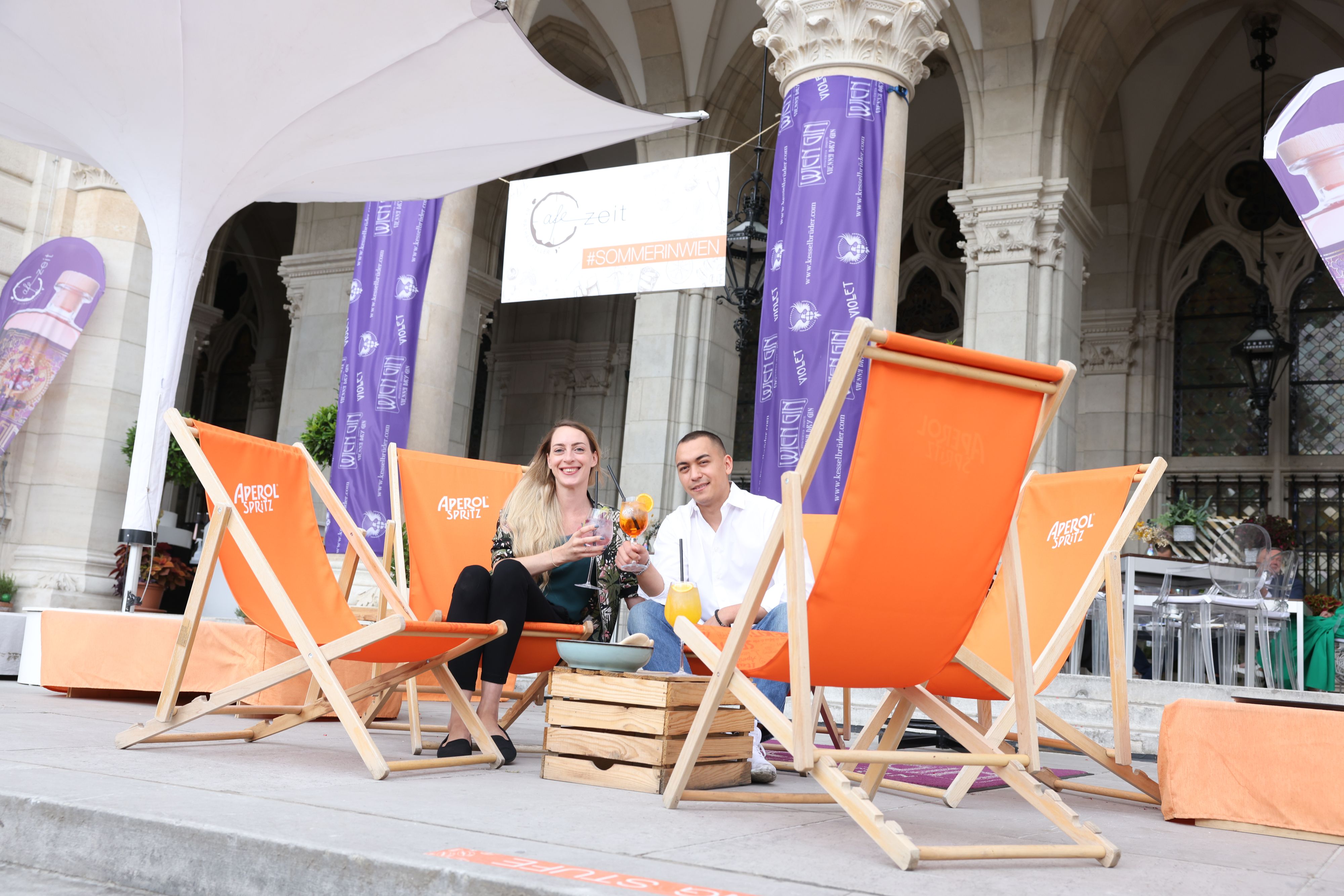 Das Café Zeit mit Sommerterrasse ist bis 2. September 2022 auf der Freitreppe direkt vor dem Rathaus aufgebaut.