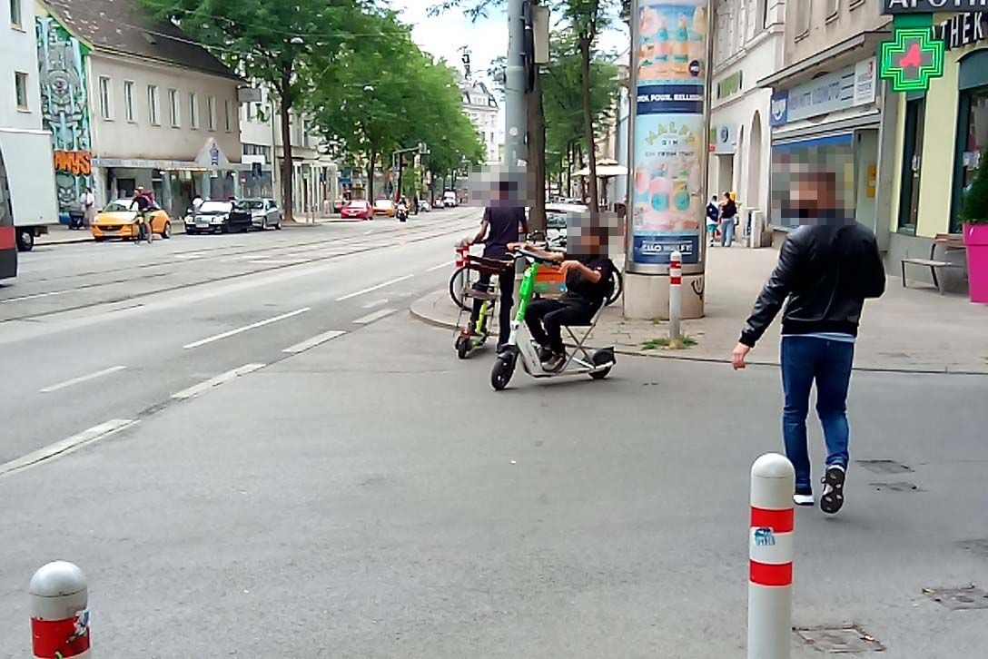 Zwei Teenies düsten auf E-Scootern und Biergarten-Sesseln durch Fünfhaus.