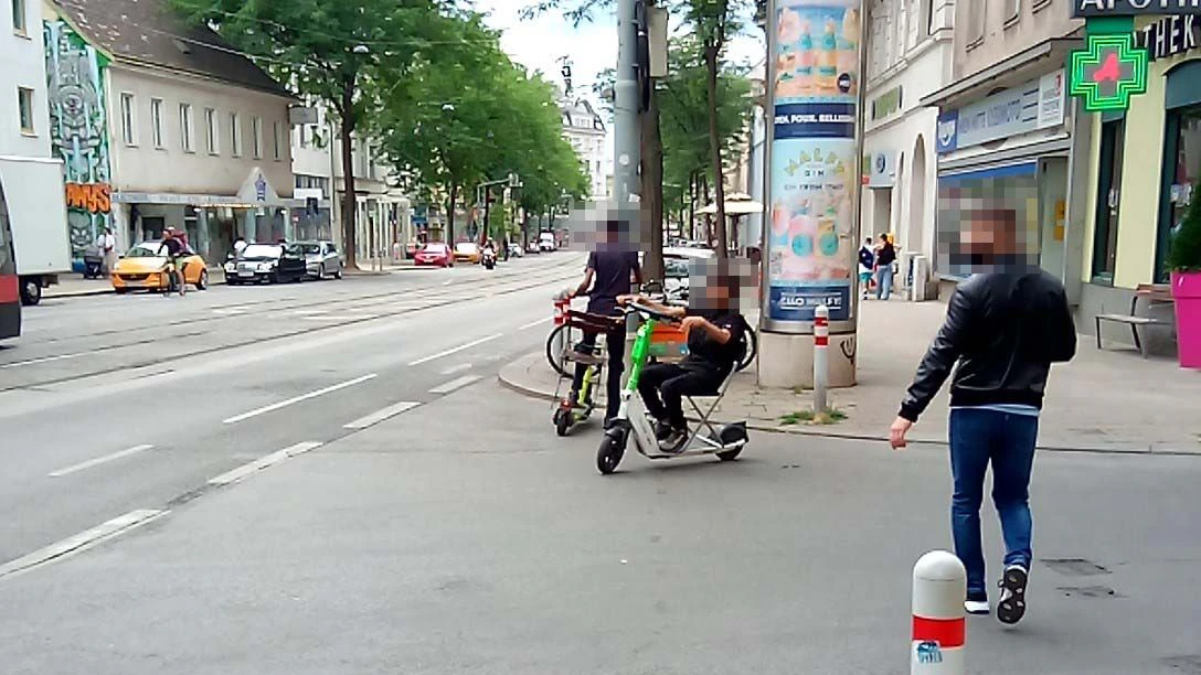 Rowdys düsen auf E-Scootern und Biergarten-Sesseln durch Fünfhaus