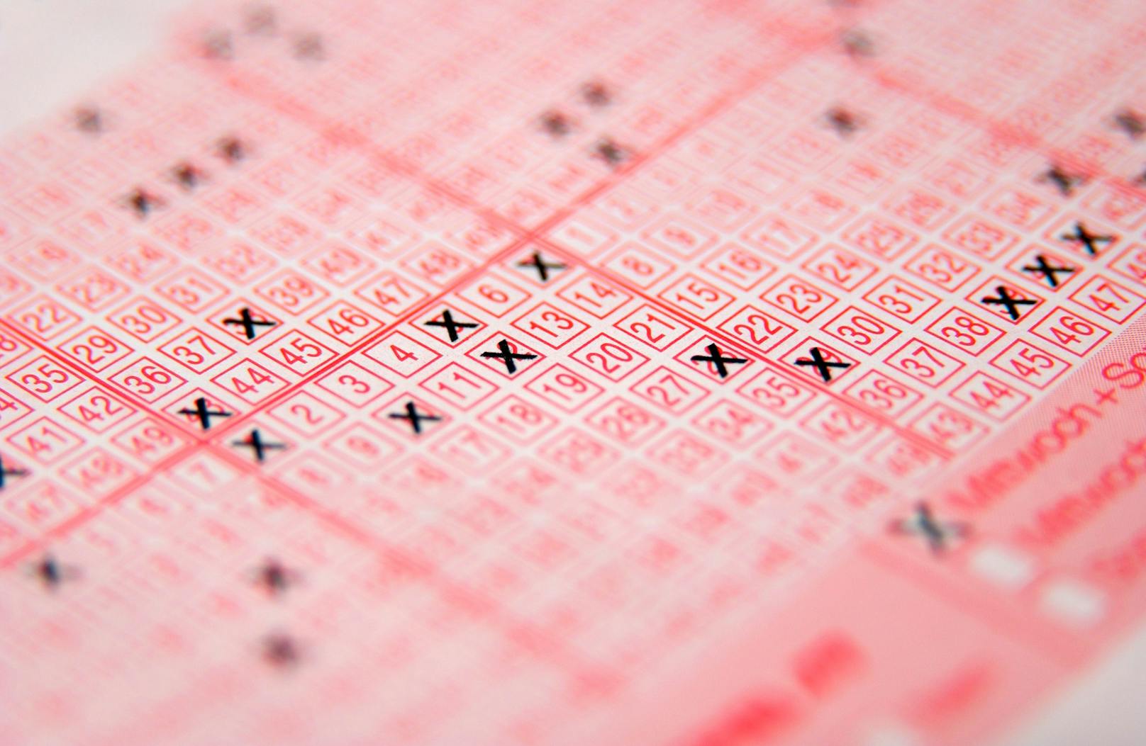 Ausgefüllter "Lotto 6 aus 49"-Schein auf einem Tisch. (Symbolbild)