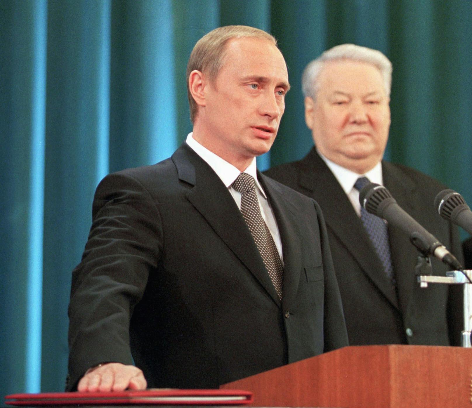Wladimir Putin bei seiner Vereidigung als Präsident am 7. Mai 2000. Im Hintergrund Amtsvorgänger Boris Jelzin.