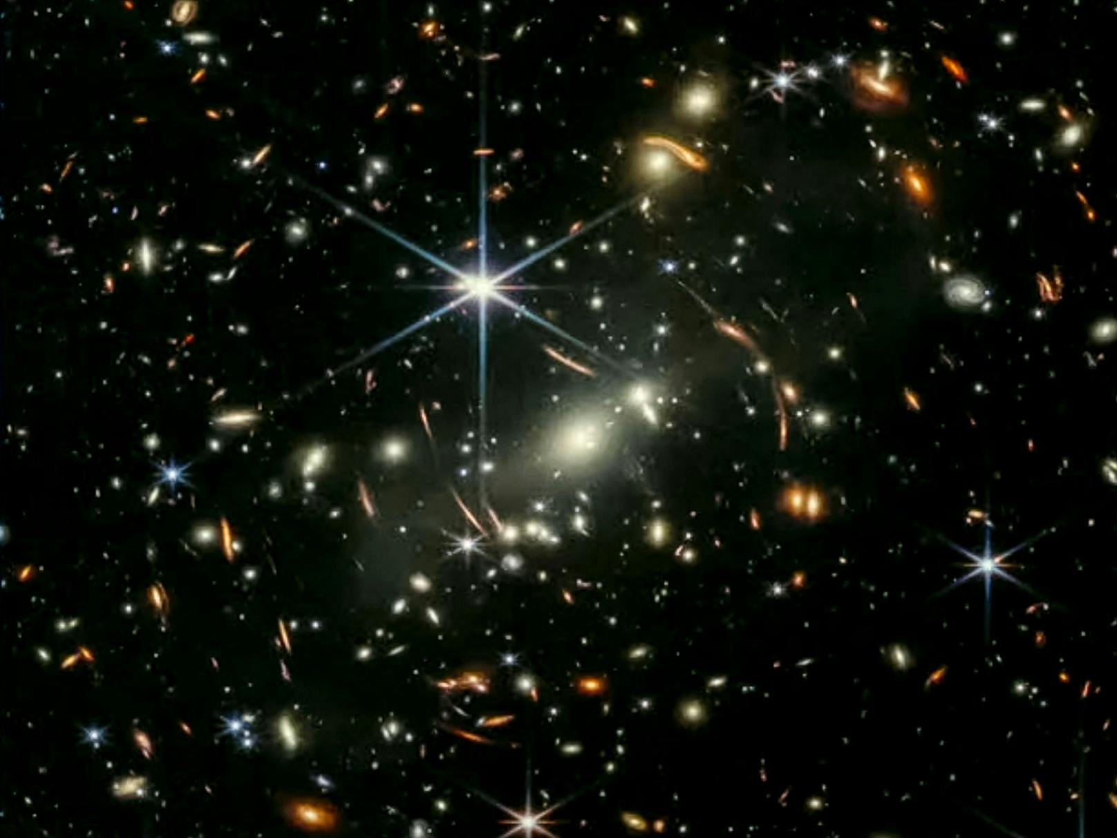 Versetzt Forscher ins Staunen: Das erste Bild des James-Webb-Teleskops. Forscher erhoffen sich neuer Erkenntnisse über den Urknall.