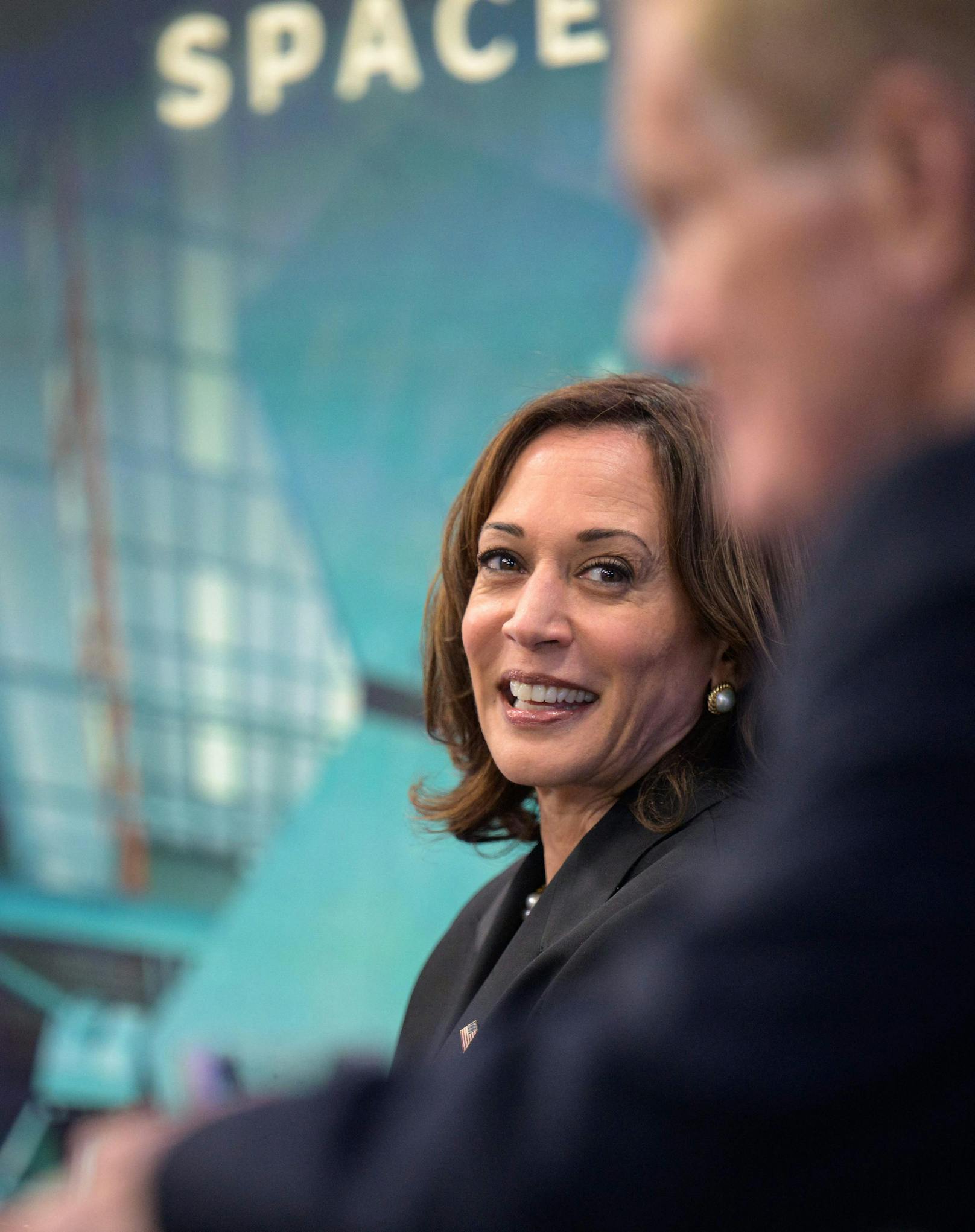 US-Vizepräsidentin Kamala Harris war bei der NASA-Präsentation des ersten Bildes live dabei.