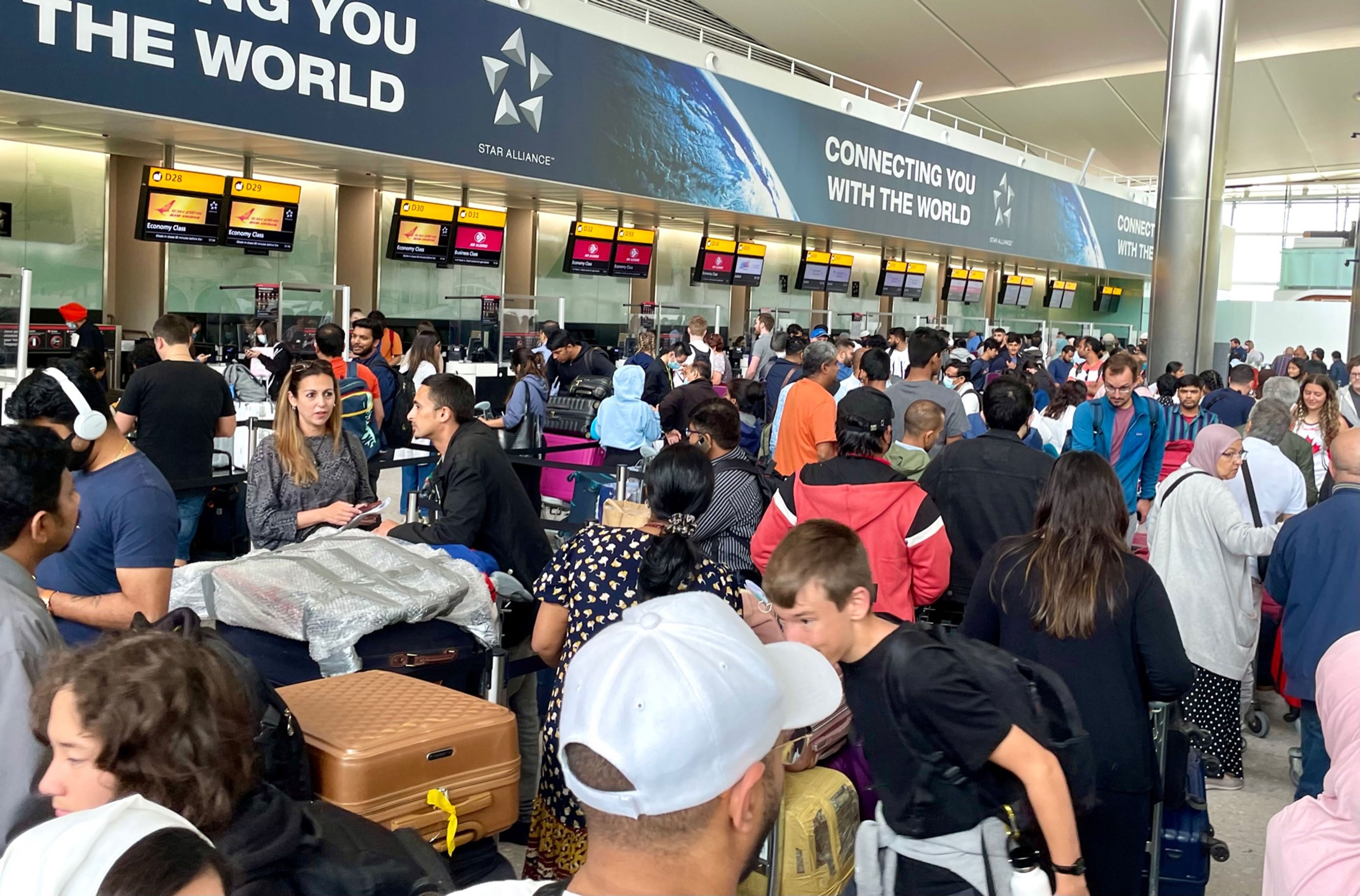 Download von www.picturedesk.com am 12.07.2022 (17:45).  01/07/2022. London, United Kingdom. Long Queues at Heathrow as the travel disruption contines. Yesterday Heathrow had to cancel 30 flights with passengers only finding out that their flights had been cancelled after they had queued and got to the check In desk. With school holidays coming up, the airport will be at breaking point Travel chaos at Heathrow. Heathrow. Picture by Mark Thomas / i-Images / eyevine :...http://. - 20220701_PD6209 - Rechteinfo: Rights Managed (RM)