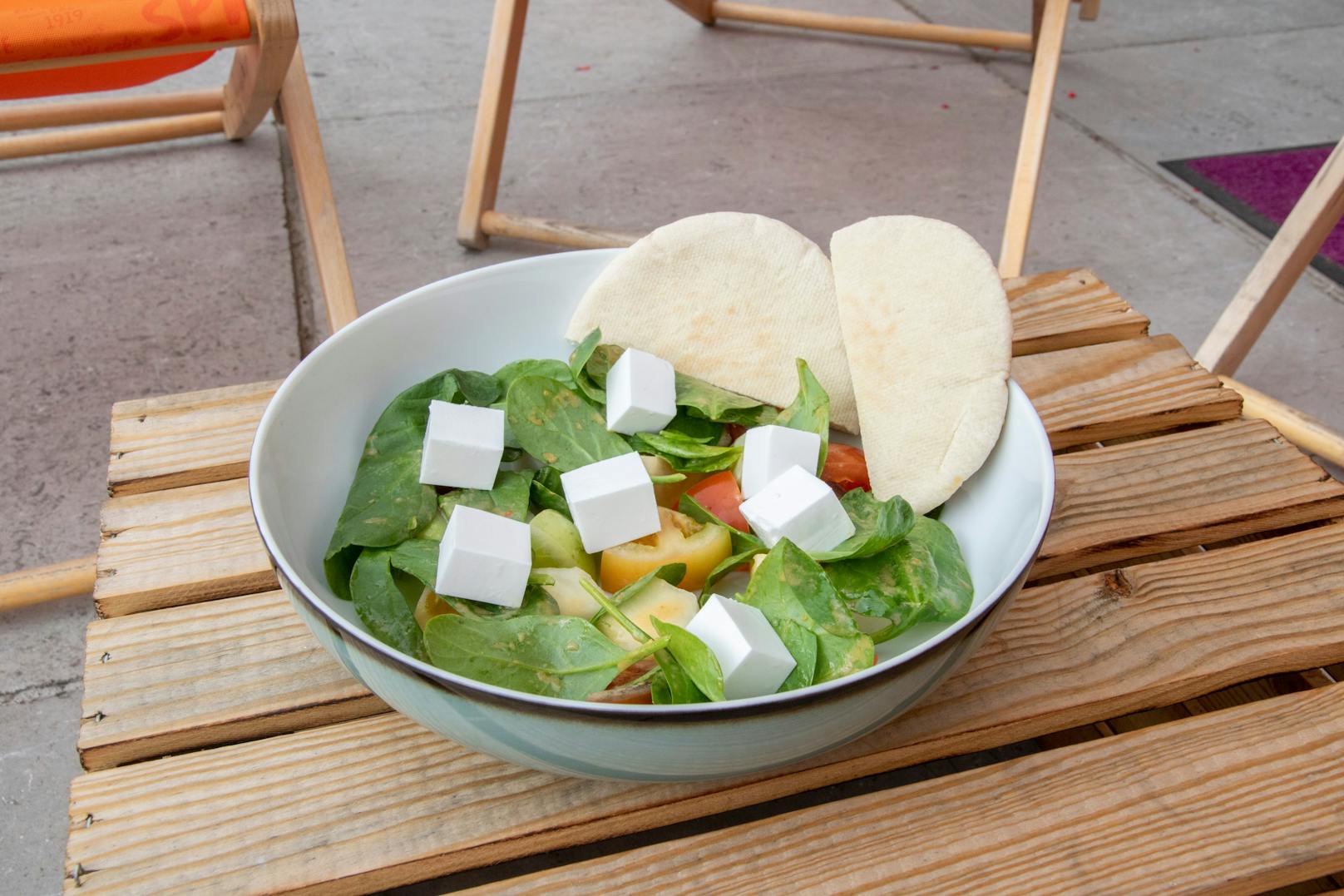 Beim Mittagsmenü (9,90 €) gibt es neben einer Fleischspeise auch immer ein vegetarisches oder veganes Gericht zur Auswahl.