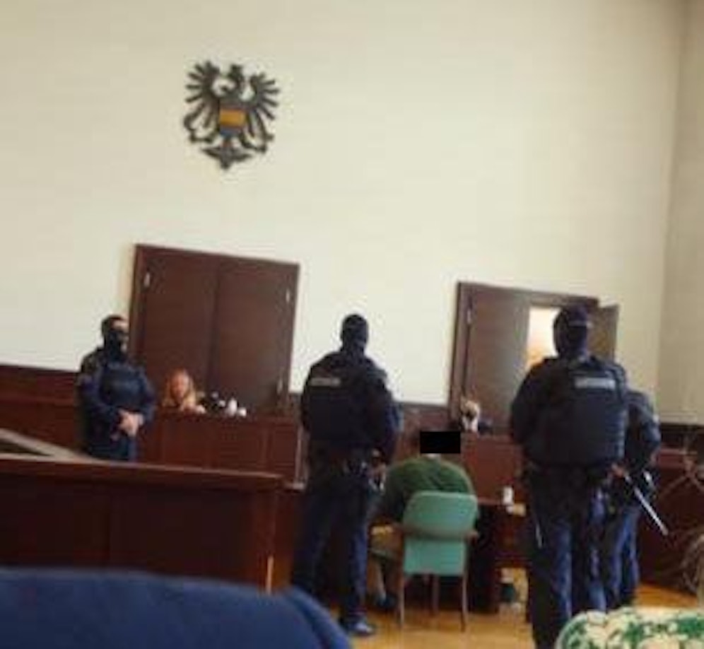 Der Angeklagte wurde von Spezialkräften streng bewacht.