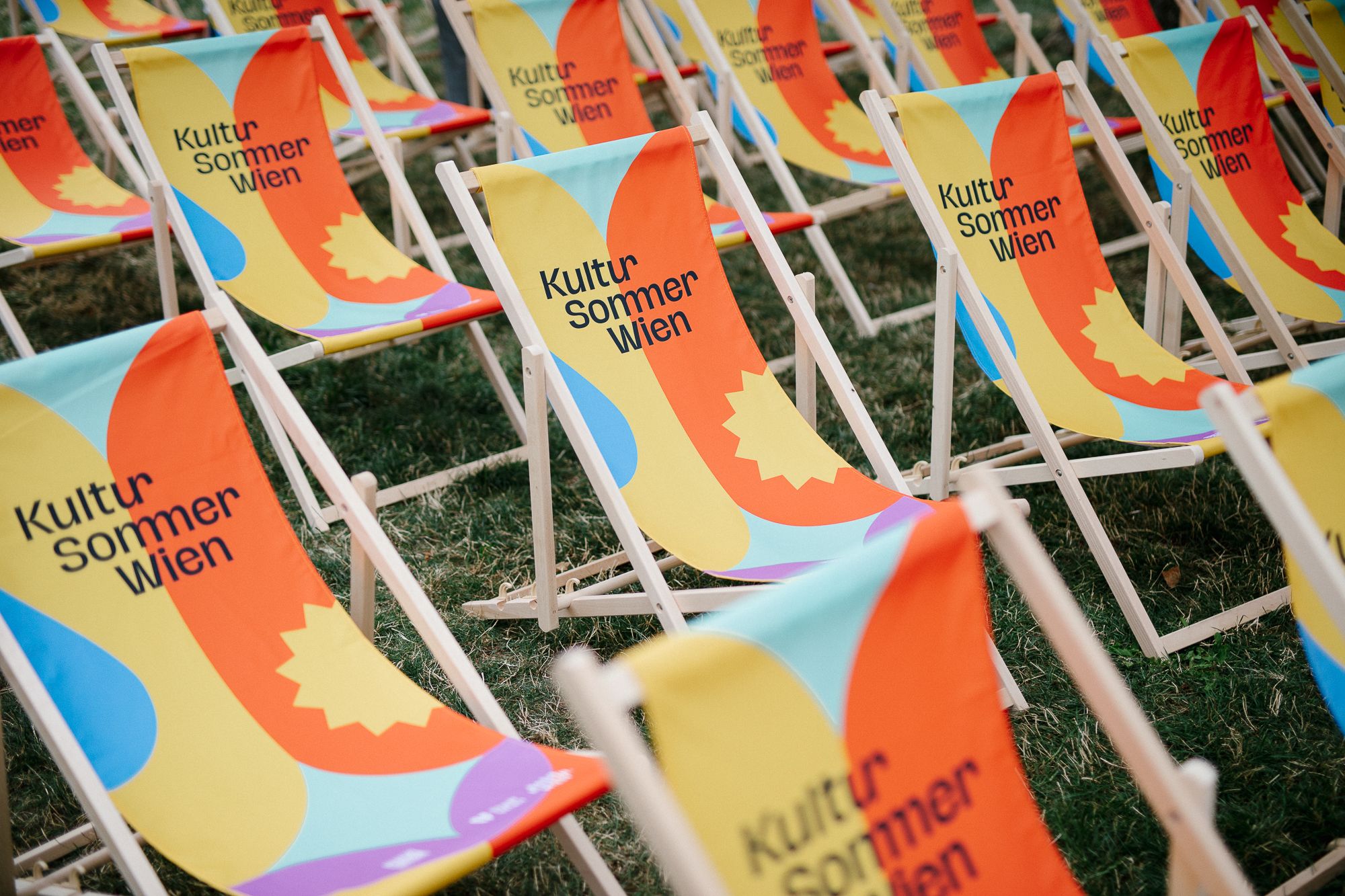 Einer dieser tollen und sehr gemütlichen Liegestühle zum Kultursommer Wien 2022 kann bald dir gehören!