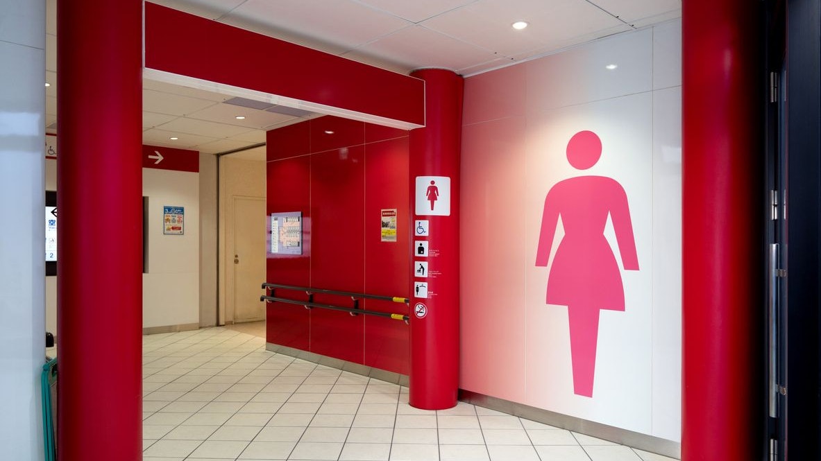 Eine 38-Jährige wurde auf einer Damen-Toilette sexuell belästigt.