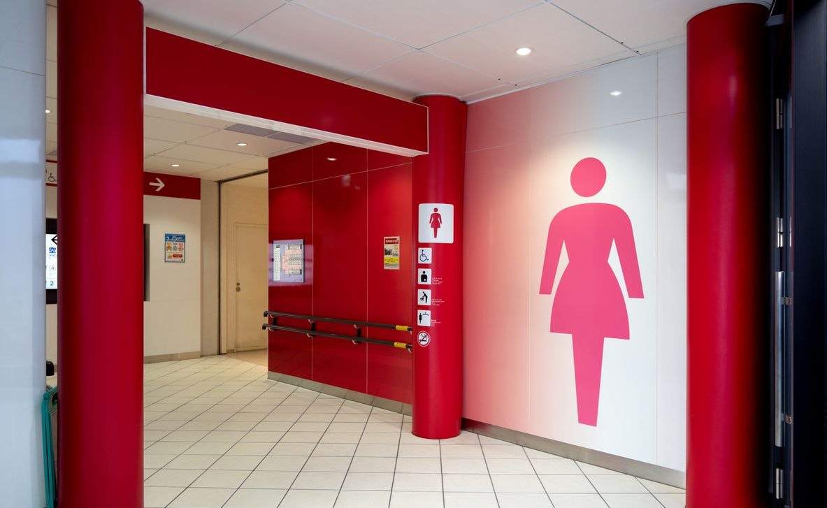 Eine 38-Jährige wurde auf einer Damen-Toilette sexuell belästigt.