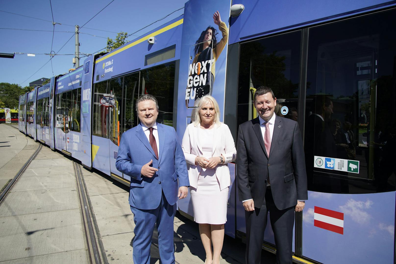 Bürgermeister Michael Ludwig, ÖVP-Delegationsleiterin im EU-Parlament Angelika Winzig und EU-Botschafter Martin Selmayr weihten die neue Wiener Straßenbahn ein.