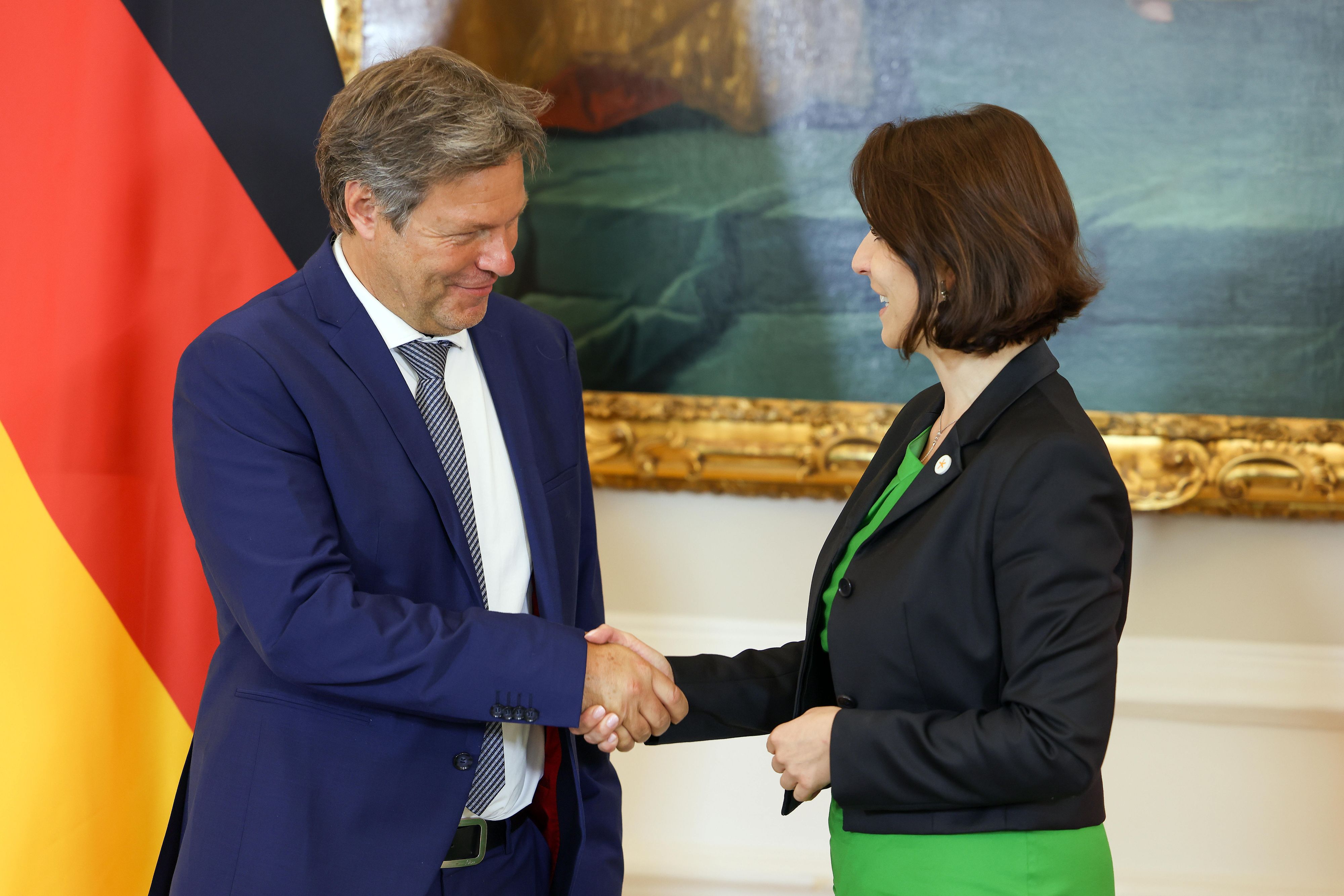 Robert Habeck traf am Dienstag gleich mehrere Minister (hier im Bild mit Karoline Edtstadler) und den Bundespräsidenten, nun ist er Corona-positiv.