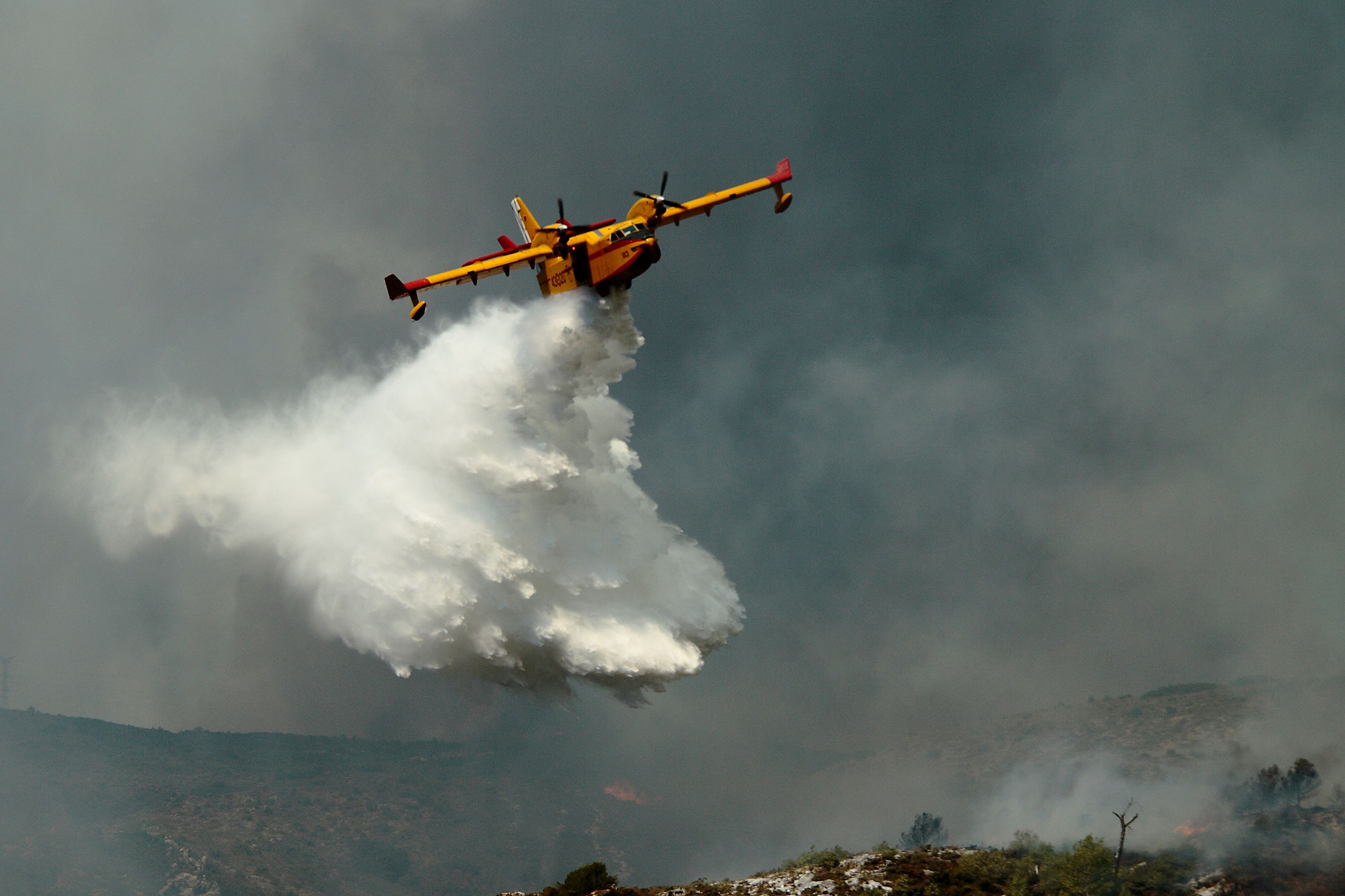 In Kroatien kämpfen am Mittwoch mehrere Löschflugzeuge gegen die Flammen. (Symbolbild)