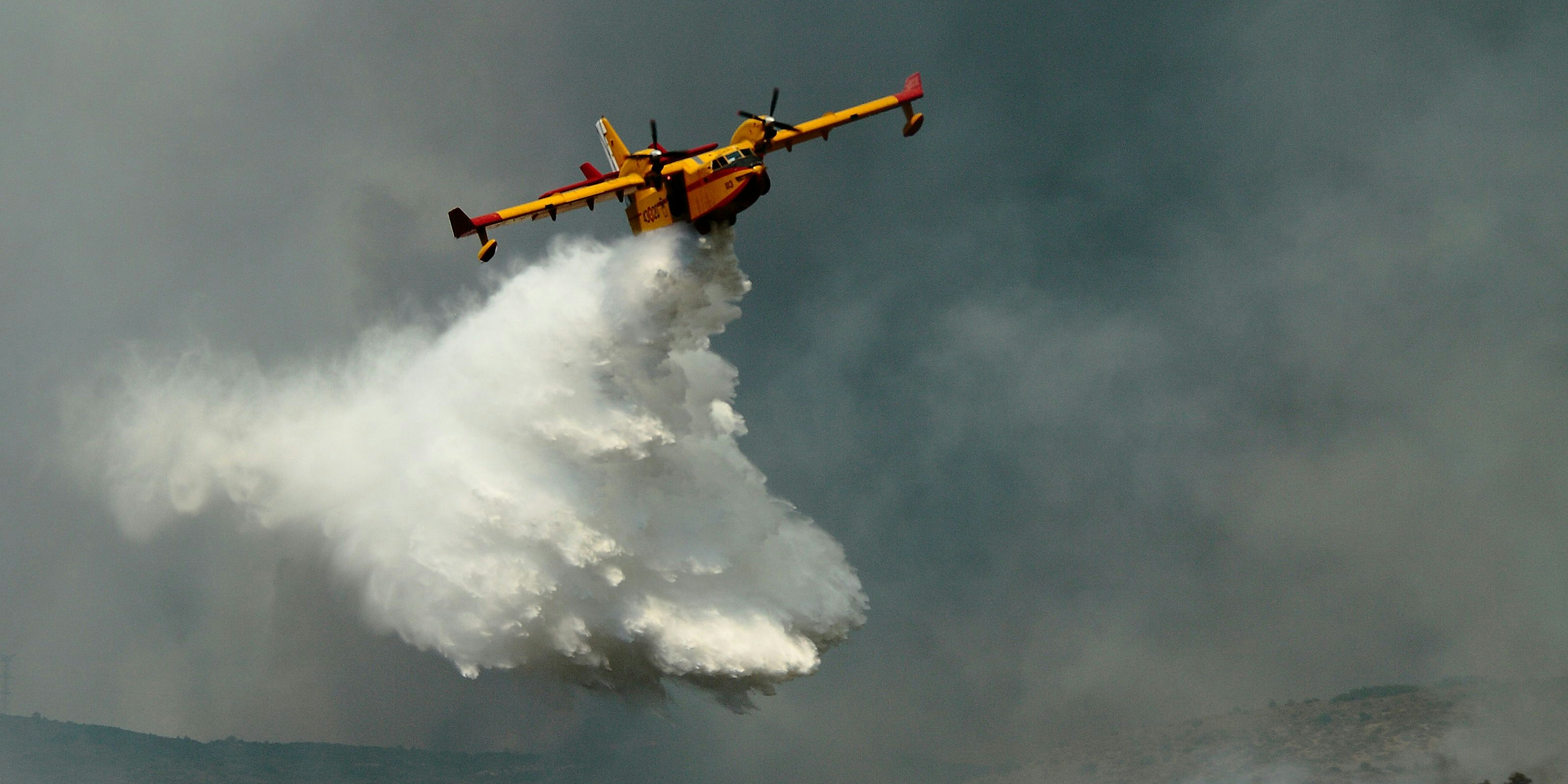 In Kroatien kämpfen am Mittwoch mehrere Löschflugzeuge gegen die Flammen. (Symbolbild)