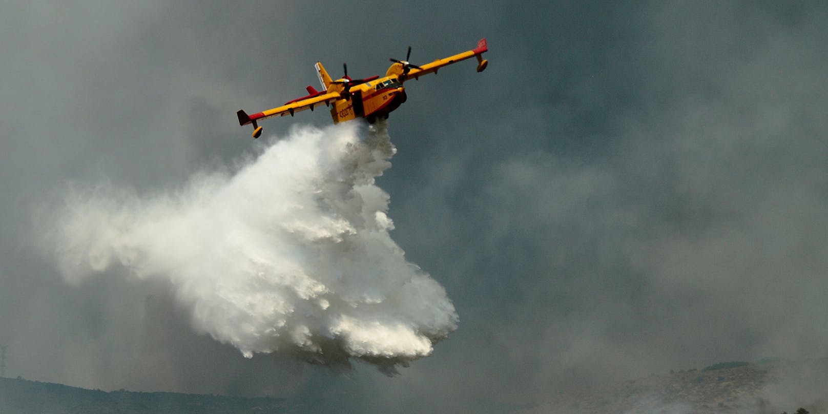 In Kroatien kämpfen am Mittwoch mehrere Löschflugzeuge gegen die Flammen. (Symbolbild)