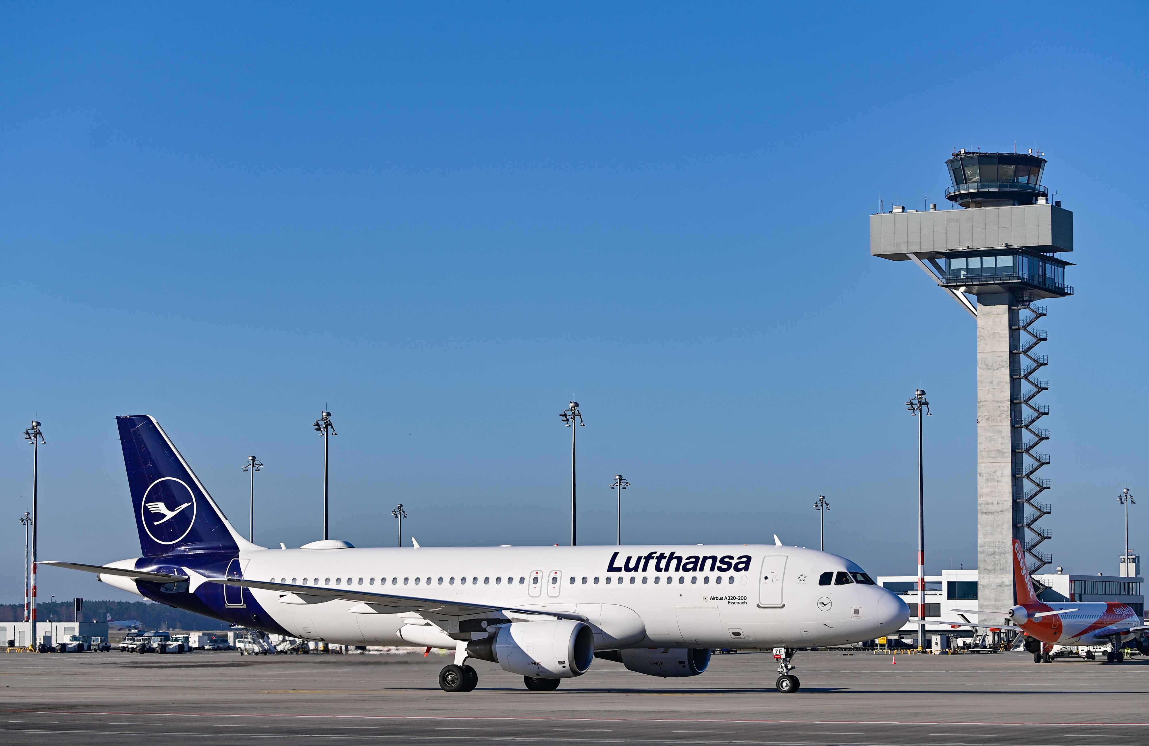 Die Lufthansa muss rund 2.000 Verbindungen an den Drehkreuzen Frankfurt und München bis Ende August canceln.
