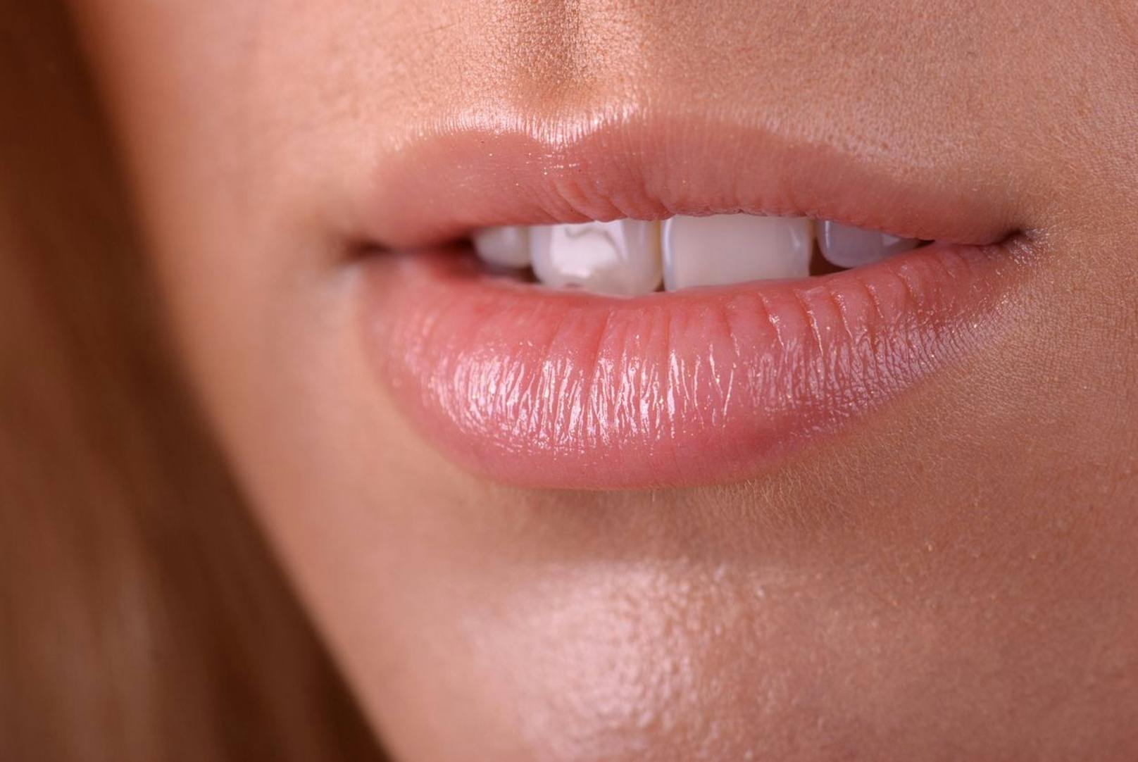 Ein Lip-Primer wirkt ganz wie ein normaler Primer für das Gesicht – In dem das Produkt deine Lippen mit Feuchtigkeit versorgt und die Haltbarkeit erhöht.